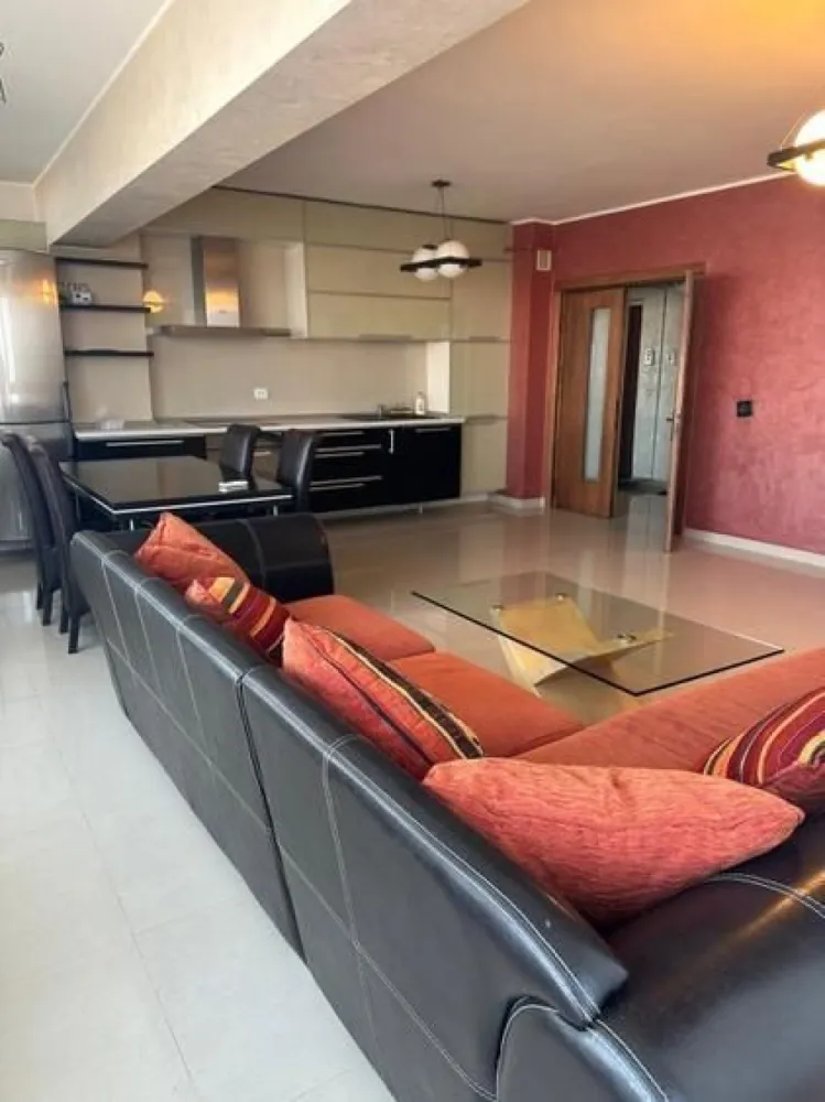 De inchiriat apartament 2 camere Complex Rezidențial I. C. Frimu, 500 euro - Se oferă spre închiriere un apartament modern cu 2 camere, decomandat, situat în Complexul Rezidențial zona Coșbuc, Galați.
Apartamentul este complet mobilat și utilat, gata pentru mutare imediată, având următoarea compartimentare:
- Living spațios cu bucătărie open space
- Dormitor confortabil
- Dressing generos
- Baie
- Hol.
Locuința se află într-un complex rezidențial modern, care dispune de:
- Lift
- Sistem de supraveghere video
- Acces securizat
- Vecinătate liniștită și îngrijită.
Ideal pentru o persoană sau un cuplu care își dorește confort, siguranță și acces facil către toate facilitățile orașului.
Chirie: 500€/lună
Garantie returnabila 500 euro.
Se percepe comision de intermediere.
Pentru mai multe detalii și programarea unei vizionări, vă rog să mă contactați 0741.030.291 Marilena, Agentia Mag Invest.