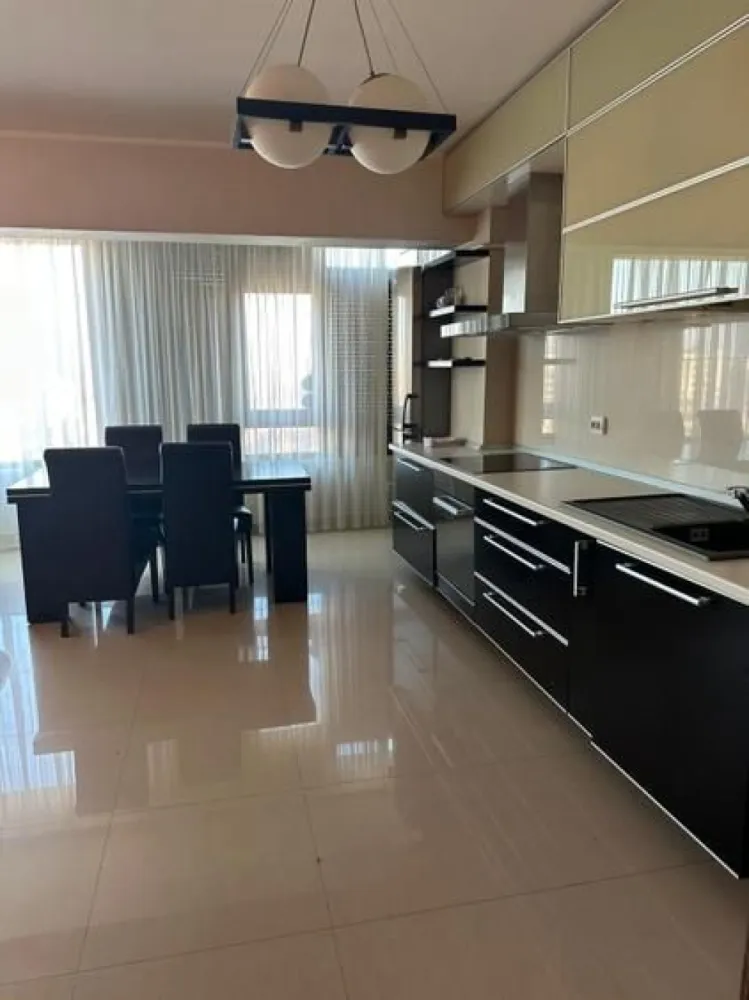 De inchiriat apartament 2 camere Complex Rezidențial I. C. Frimu, 500 euro - Se oferă spre închiriere un apartament modern cu 2 camere, decomandat, situat în Complexul Rezidențial zona Coșbuc, Galați.
Apartamentul este complet mobilat și utilat, gata pentru mutare imediată, având următoarea compartimentare:
- Living spațios cu bucătărie open space
- Dormitor confortabil
- Dressing generos
- Baie
- Hol.
Locuința se află într-un complex rezidențial modern, care dispune de:
- Lift
- Sistem de supraveghere video
- Acces securizat
- Vecinătate liniștită și îngrijită.
Ideal pentru o persoană sau un cuplu care își dorește confort, siguranță și acces facil către toate facilitățile orașului.
Chirie: 500€/lună
Garantie returnabila 500 euro.
Se percepe comision de intermediere.
Pentru mai multe detalii și programarea unei vizionări, vă rog să mă contactați 0741.030.291 Marilena, Agentia Mag Invest.