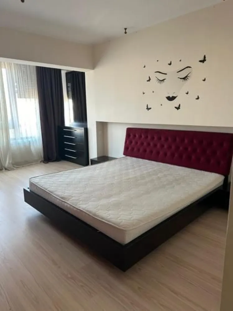De inchiriat apartament 2 camere Complex Rezidențial I. C. Frimu, 500 euro - Se oferă spre închiriere un apartament modern cu 2 camere, decomandat, situat în Complexul Rezidențial zona Coșbuc, Galați.
Apartamentul este complet mobilat și utilat, gata pentru mutare imediată, având următoarea compartimentare:
- Living spațios cu bucătărie open space
- Dormitor confortabil
- Dressing generos
- Baie
- Hol.
Locuința se află într-un complex rezidențial modern, care dispune de:
- Lift
- Sistem de supraveghere video
- Acces securizat
- Vecinătate liniștită și îngrijită.
Ideal pentru o persoană sau un cuplu care își dorește confort, siguranță și acces facil către toate facilitățile orașului.
Chirie: 500€/lună
Garantie returnabila 500 euro.
Se percepe comision de intermediere.
Pentru mai multe detalii și programarea unei vizionări, vă rog să mă contactați 0741.030.291 Marilena, Agentia Mag Invest.