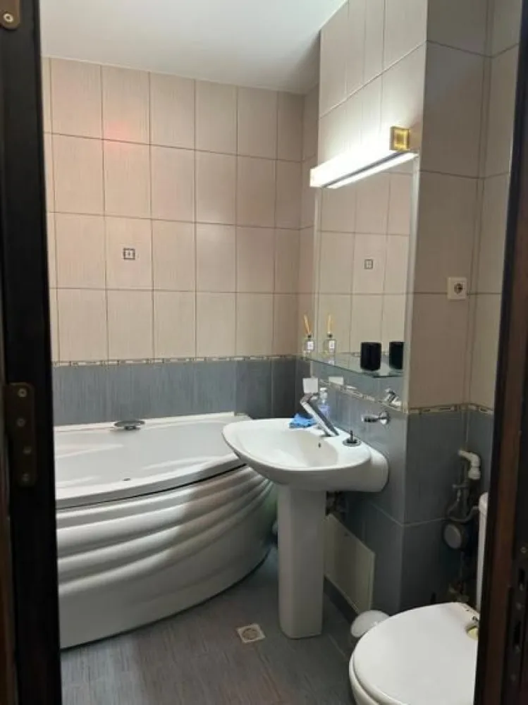 De inchiriat apartament 2 camere Complex Rezidențial I. C. Frimu, 500 euro - Se oferă spre închiriere un apartament modern cu 2 camere, decomandat, situat în Complexul Rezidențial zona Coșbuc, Galați.
Apartamentul este complet mobilat și utilat, gata pentru mutare imediată, având următoarea compartimentare:
- Living spațios cu bucătărie open space
- Dormitor confortabil
- Dressing generos
- Baie
- Hol.
Locuința se află într-un complex rezidențial modern, care dispune de:
- Lift
- Sistem de supraveghere video
- Acces securizat
- Vecinătate liniștită și îngrijită.
Ideal pentru o persoană sau un cuplu care își dorește confort, siguranță și acces facil către toate facilitățile orașului.
Chirie: 500€/lună
Garantie returnabila 500 euro.
Se percepe comision de intermediere.
Pentru mai multe detalii și programarea unei vizionări, vă rog să mă contactați 0741.030.291 Marilena, Agentia Mag Invest.