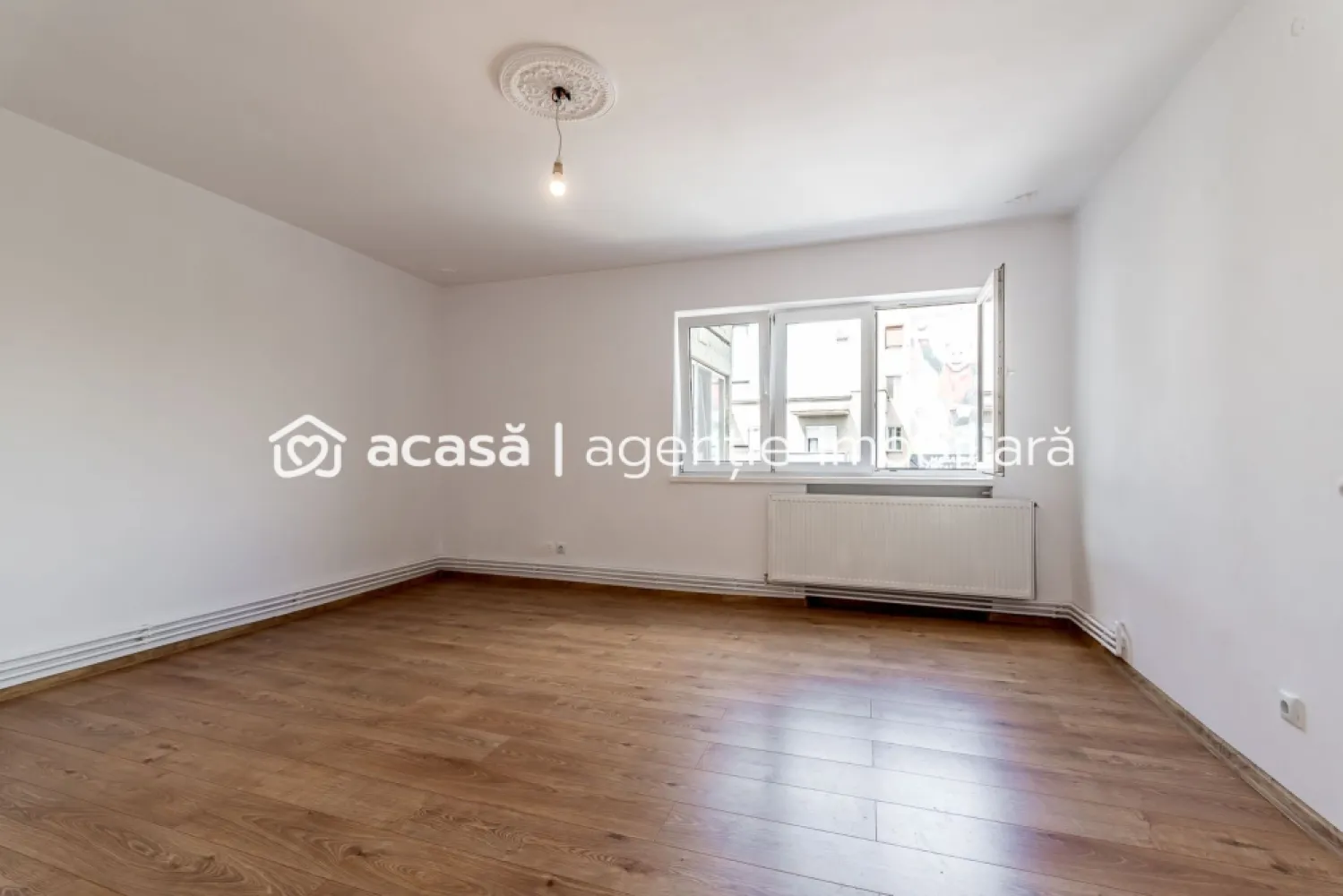 Apartament 2 camere Ultracentral, bvd Revolutiei, Arad - COMISION 0 - 📍 Poziție excelentă cu vede spre centrul orașului, la etajul 3 din 4 al unui imobil cu doar 8 apartamente.

✔️ 51 mp utili
✔️ Living, dormitor, bucătărie
✔️ Baie cu geam
✔️ Balcon închis, debara și 2 holuri
✔️ Centrală termică pe gaz
✔️ Geamuri termopan
✔️ Nemobilat

✨ Vedere atât spre Bulevardul Revoluției, cât și spre strada Crișan.
🚗 Beneficiază de curte interioară privată cu acces auto din strada Crișan – un avantaj rar întâlnit în zona centrală.
💡 O alegere excelentă pentru locuit sau investiție, datorită poziționării ultracentrale și etajului intermediar.

📞 Daniel Hord – Consultant Imobiliar
☎️ 0755 274 519

Nu dispui de toată suma? Te ajutăm noi gratuit! Îți obținem oferte de la 16 bănci.
Ai o proprietate de vânzare în Arad și vrei să știi cât valorează cu adevărat?
Sună-mă pentru o evaluare gratuită, fără obligații!

Birou: ACASĂ | Agenție imobiliară Arad
Bulevardul Decebal 2, Arad 310133