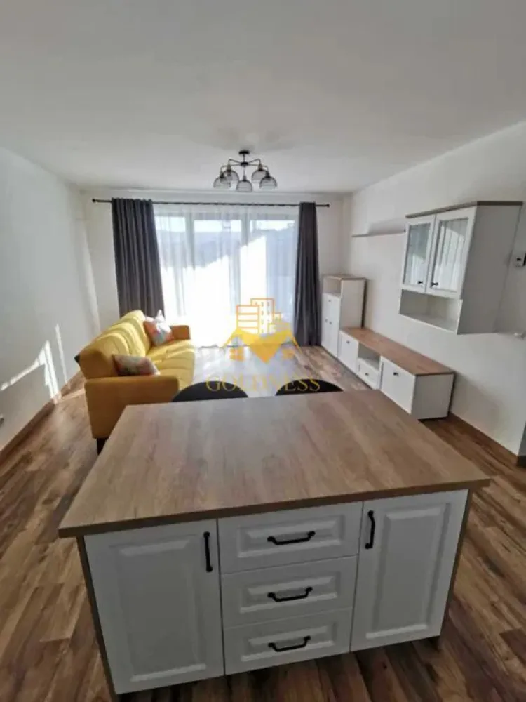 2 camere, modern, bloc nou, parcare, Zona Piata Marasti, The Office - Goldness Imobiliare vă propune spre închiriere un apartament modern și elegant, situat într-o zonă centrală și bine conectată, ideal pentru un stil de viață urban.

✨ Detalii proprietate:
 • Dormitor spațios, amenajat cu pat matrimonial, noptiere și dulap generos pentru depozitare.
 • Living open-space sofisticat, dotat cu canapea extensibilă, loc de luat masa și mobilier de calitate.
 • Bucătărie complet echipată, cu electrocasnice premium: plită prin inducție, cuptor electric, hotă, mașină de spălat vase și aer condiționat.
 • Baie modernă, dotată cu cabină de duș walk-in, oglindă și spațiu generos pentru depozitare.
 • Încălzire în pardoseală cu centrală termică proprie pentru confort maxim.
 • Orientare sudică, oferind luminozitate naturală pe tot parcursul zilei.
 • Terasă de 12 mp, perfectă pentru momente de relaxare.
 • Parcare subterană disponibilă pentru închiriere – 50€/lună.

📌 Suprafață utilă: 55 mp
🔹 Comision intermediere: 50%

📞 Pentru mai multe detalii și o vizionare, nu ezitați să ne contactați!