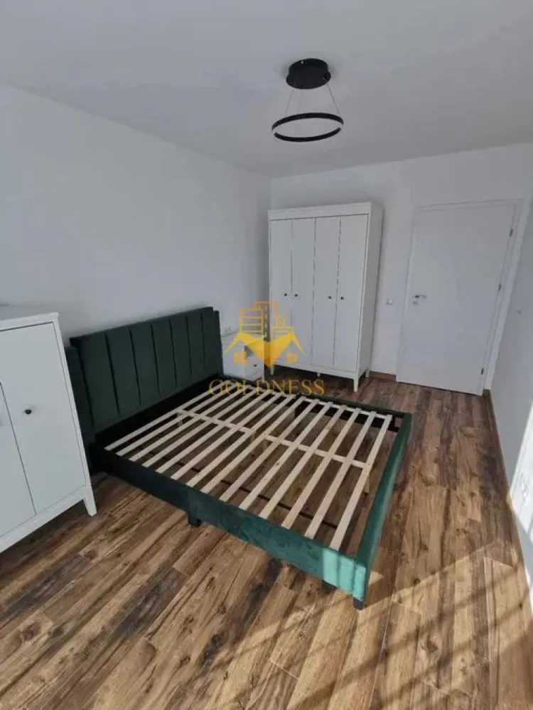 2 camere, modern, bloc nou, parcare, Zona Piata Marasti, The Office - Goldness Imobiliare vă propune spre închiriere un apartament modern și elegant, situat într-o zonă centrală și bine conectată, ideal pentru un stil de viață urban.

✨ Detalii proprietate:
 • Dormitor spațios, amenajat cu pat matrimonial, noptiere și dulap generos pentru depozitare.
 • Living open-space sofisticat, dotat cu canapea extensibilă, loc de luat masa și mobilier de calitate.
 • Bucătărie complet echipată, cu electrocasnice premium: plită prin inducție, cuptor electric, hotă, mașină de spălat vase și aer condiționat.
 • Baie modernă, dotată cu cabină de duș walk-in, oglindă și spațiu generos pentru depozitare.
 • Încălzire în pardoseală cu centrală termică proprie pentru confort maxim.
 • Orientare sudică, oferind luminozitate naturală pe tot parcursul zilei.
 • Terasă de 12 mp, perfectă pentru momente de relaxare.
 • Parcare subterană disponibilă pentru închiriere – 50€/lună.

📌 Suprafață utilă: 55 mp
🔹 Comision intermediere: 50%

📞 Pentru mai multe detalii și o vizionare, nu ezitați să ne contactați!