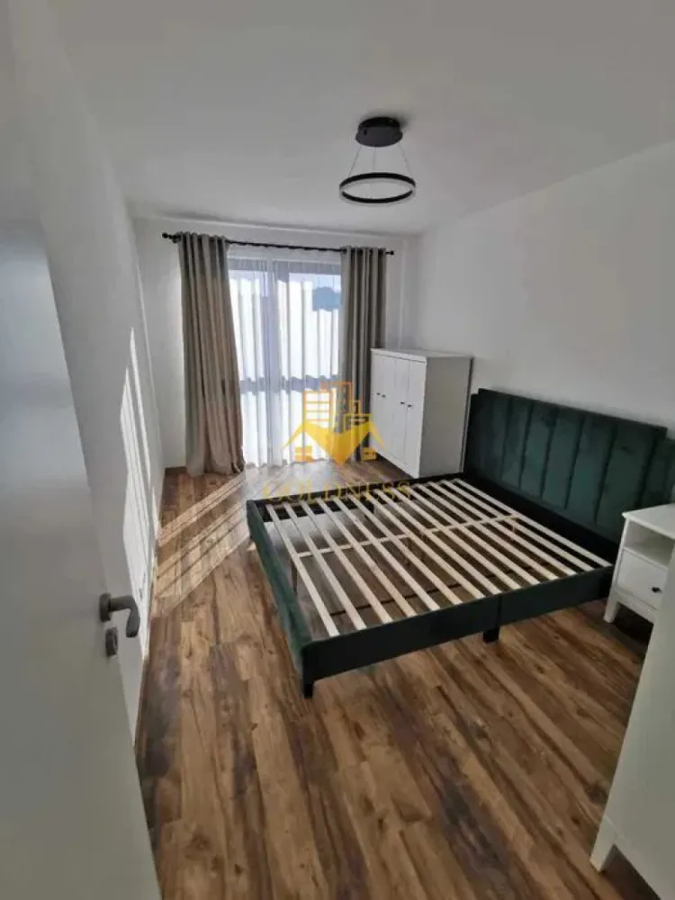 2 camere, modern, bloc nou, parcare, Zona Piata Marasti, The Office - Goldness Imobiliare vă propune spre închiriere un apartament modern și elegant, situat într-o zonă centrală și bine conectată, ideal pentru un stil de viață urban.

✨ Detalii proprietate:
 • Dormitor spațios, amenajat cu pat matrimonial, noptiere și dulap generos pentru depozitare.
 • Living open-space sofisticat, dotat cu canapea extensibilă, loc de luat masa și mobilier de calitate.
 • Bucătărie complet echipată, cu electrocasnice premium: plită prin inducție, cuptor electric, hotă, mașină de spălat vase și aer condiționat.
 • Baie modernă, dotată cu cabină de duș walk-in, oglindă și spațiu generos pentru depozitare.
 • Încălzire în pardoseală cu centrală termică proprie pentru confort maxim.
 • Orientare sudică, oferind luminozitate naturală pe tot parcursul zilei.
 • Terasă de 12 mp, perfectă pentru momente de relaxare.
 • Parcare subterană disponibilă pentru închiriere – 50€/lună.

📌 Suprafață utilă: 55 mp
🔹 Comision intermediere: 50%

📞 Pentru mai multe detalii și o vizionare, nu ezitați să ne contactați!