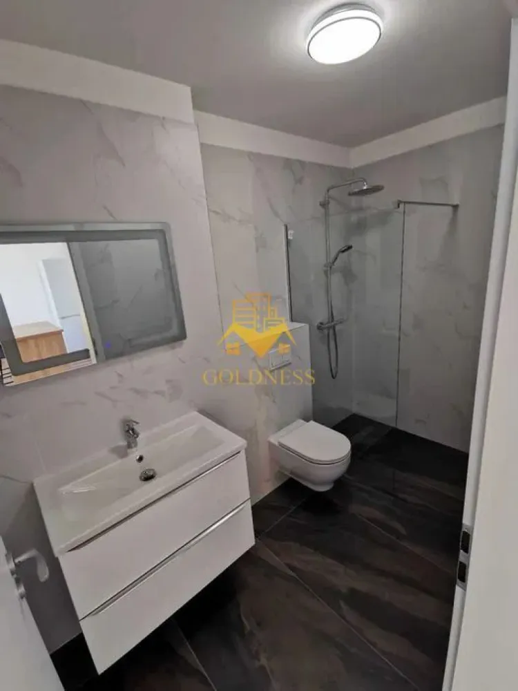 2 camere, modern, bloc nou, parcare, Zona Piata Marasti, The Office - Goldness Imobiliare vă propune spre închiriere un apartament modern și elegant, situat într-o zonă centrală și bine conectată, ideal pentru un stil de viață urban.

✨ Detalii proprietate:
 • Dormitor spațios, amenajat cu pat matrimonial, noptiere și dulap generos pentru depozitare.
 • Living open-space sofisticat, dotat cu canapea extensibilă, loc de luat masa și mobilier de calitate.
 • Bucătărie complet echipată, cu electrocasnice premium: plită prin inducție, cuptor electric, hotă, mașină de spălat vase și aer condiționat.
 • Baie modernă, dotată cu cabină de duș walk-in, oglindă și spațiu generos pentru depozitare.
 • Încălzire în pardoseală cu centrală termică proprie pentru confort maxim.
 • Orientare sudică, oferind luminozitate naturală pe tot parcursul zilei.
 • Terasă de 12 mp, perfectă pentru momente de relaxare.
 • Parcare subterană disponibilă pentru închiriere – 50€/lună.

📌 Suprafață utilă: 55 mp
🔹 Comision intermediere: 50%

📞 Pentru mai multe detalii și o vizionare, nu ezitați să ne contactați!