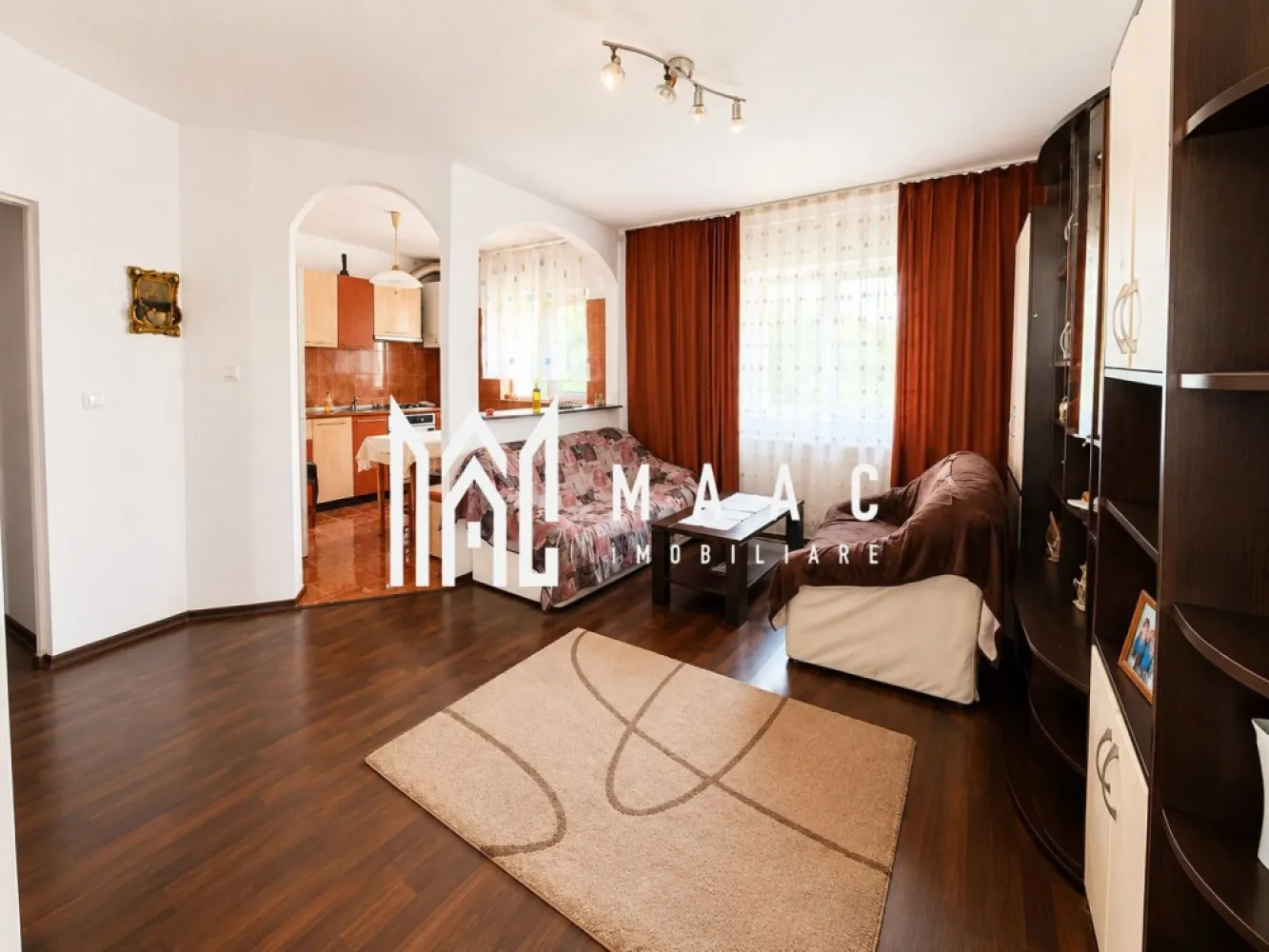 Apartament 4 Camere | 90 mp Utili | 2 Băi | Zonă Muncel V.Aaron - MAAC Imobiliare vă propune spre vânzare un apartament spațios, dispus pe două niveluri, situat în cartierul Vasile Aaron, una dintre cele mai apreciate zone rezidențiale ale Sibiului.

Cu o suprafață utilă de aproximativ 90 mp, proprietatea este ideală pentru o familie care își dorește confort, funcționalitate și acces facil către toate punctele de interes ale orașului.

Compartimentare:

4 camere luminoase și bine dimensionate;
2 băi moderne;
Bucătărie separată;
Hol generos;
Dispunere pe 2 niveluri, oferind intimitate și o organizare eficientă a spațiului.

Apartamentul beneficiază de o compartimentare practică, fiind potrivit atât pentru locuire permanentă, cât și pentru investiție. Zona Vasile Aaron oferă acces rapid la școli, grădinițe, magazine, mijloace de transport în comun și alte facilități esențiale pentru un stil de viață confortabil.

Avantaje:
 Suprafață generoasă de 90 mp
 4 camere și 2 băi
 Dispunere pe două niveluri
 Zonă bine conectată la infrastructura orașului
 Ideal pentru familii numeroase

Pentru mai multe detalii sau pentru a programa o vizionare, vă rugăm să ne contactați și să specificați ID:CP3165709