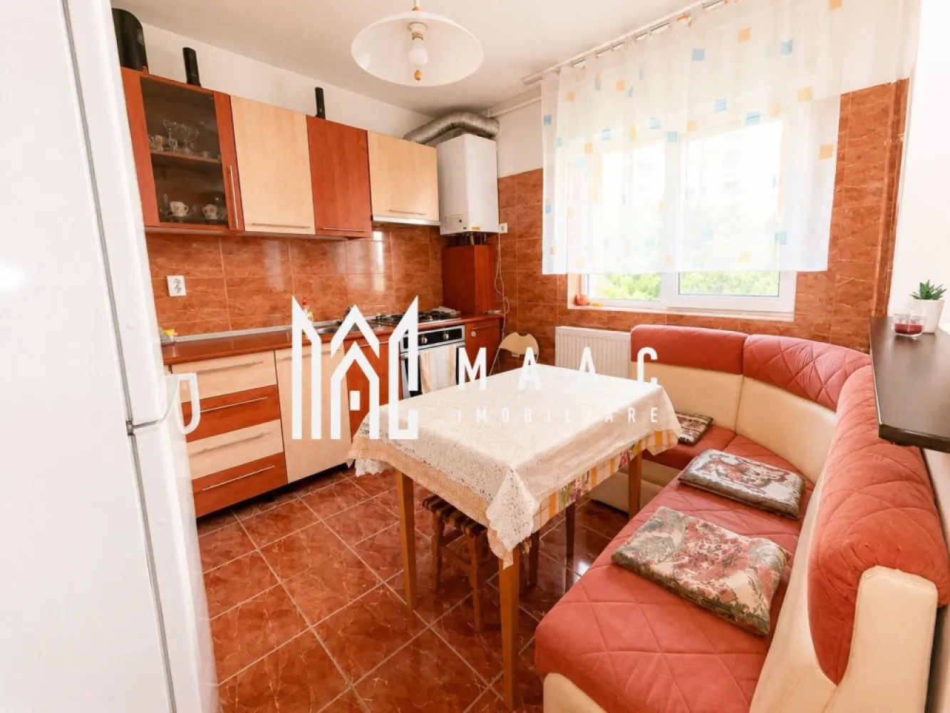 Apartament 4 Camere | 90 mp Utili | 2 Băi | Zonă Muncel V.Aaron - MAAC Imobiliare vă propune spre vânzare un apartament spațios, dispus pe două niveluri, situat în cartierul Vasile Aaron, una dintre cele mai apreciate zone rezidențiale ale Sibiului.

Cu o suprafață utilă de aproximativ 90 mp, proprietatea este ideală pentru o familie care își dorește confort, funcționalitate și acces facil către toate punctele de interes ale orașului.

Compartimentare:

4 camere luminoase și bine dimensionate;
2 băi moderne;
Bucătărie separată;
Hol generos;
Dispunere pe 2 niveluri, oferind intimitate și o organizare eficientă a spațiului.

Apartamentul beneficiază de o compartimentare practică, fiind potrivit atât pentru locuire permanentă, cât și pentru investiție. Zona Vasile Aaron oferă acces rapid la școli, grădinițe, magazine, mijloace de transport în comun și alte facilități esențiale pentru un stil de viață confortabil.

Avantaje:
 Suprafață generoasă de 90 mp
 4 camere și 2 băi
 Dispunere pe două niveluri
 Zonă bine conectată la infrastructura orașului
 Ideal pentru familii numeroase

Pentru mai multe detalii sau pentru a programa o vizionare, vă rugăm să ne contactați și să specificați ID:CP3165709