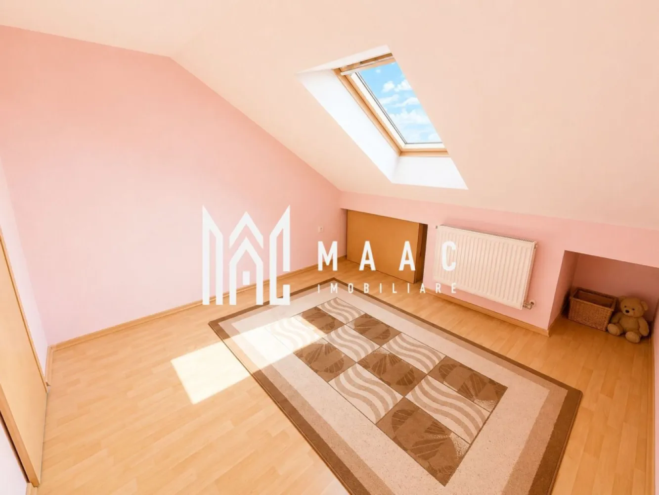 Apartament 4 Camere | 90 mp Utili | 2 Băi | Zonă Muncel V.Aaron - MAAC Imobiliare vă propune spre vânzare un apartament spațios, dispus pe două niveluri, situat în cartierul Vasile Aaron, una dintre cele mai apreciate zone rezidențiale ale Sibiului.

Cu o suprafață utilă de aproximativ 90 mp, proprietatea este ideală pentru o familie care își dorește confort, funcționalitate și acces facil către toate punctele de interes ale orașului.

Compartimentare:

4 camere luminoase și bine dimensionate;
2 băi moderne;
Bucătărie separată;
Hol generos;
Dispunere pe 2 niveluri, oferind intimitate și o organizare eficientă a spațiului.

Apartamentul beneficiază de o compartimentare practică, fiind potrivit atât pentru locuire permanentă, cât și pentru investiție. Zona Vasile Aaron oferă acces rapid la școli, grădinițe, magazine, mijloace de transport în comun și alte facilități esențiale pentru un stil de viață confortabil.

Avantaje:
 Suprafață generoasă de 90 mp
 4 camere și 2 băi
 Dispunere pe două niveluri
 Zonă bine conectată la infrastructura orașului
 Ideal pentru familii numeroase

Pentru mai multe detalii sau pentru a programa o vizionare, vă rugăm să ne contactați și să specificați ID:CP3165709