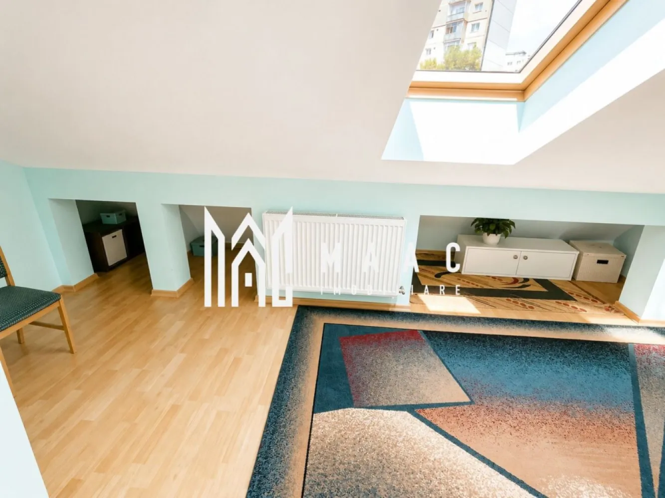 Apartament 4 Camere | 90 mp Utili | 2 Băi | Zonă Muncel V.Aaron - MAAC Imobiliare vă propune spre vânzare un apartament spațios, dispus pe două niveluri, situat în cartierul Vasile Aaron, una dintre cele mai apreciate zone rezidențiale ale Sibiului.

Cu o suprafață utilă de aproximativ 90 mp, proprietatea este ideală pentru o familie care își dorește confort, funcționalitate și acces facil către toate punctele de interes ale orașului.

Compartimentare:

4 camere luminoase și bine dimensionate;
2 băi moderne;
Bucătărie separată;
Hol generos;
Dispunere pe 2 niveluri, oferind intimitate și o organizare eficientă a spațiului.

Apartamentul beneficiază de o compartimentare practică, fiind potrivit atât pentru locuire permanentă, cât și pentru investiție. Zona Vasile Aaron oferă acces rapid la școli, grădinițe, magazine, mijloace de transport în comun și alte facilități esențiale pentru un stil de viață confortabil.

Avantaje:
 Suprafață generoasă de 90 mp
 4 camere și 2 băi
 Dispunere pe două niveluri
 Zonă bine conectată la infrastructura orașului
 Ideal pentru familii numeroase

Pentru mai multe detalii sau pentru a programa o vizionare, vă rugăm să ne contactați și să specificați ID:CP3165709