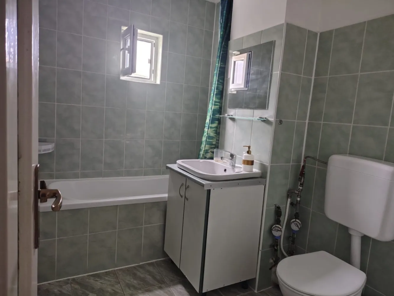 De inchiriat: apartament, 2 camere Oradea. 340 E/luna. Comision 50% - Inchiriere apartament cu 2 camere, decomandat, situat în Nufarul, potrivit pentru uz rezidential. Situat intr-o zona linistita, la doar 5 minute de mers pe jos de Lotus . Pret 340 euro /luna negociabil. 
Apartamentul are 46 mp, este decomandat si este compartimentat astfel: 

Bucatarie
2 dormitoare spatioase
1 baie moderna
Camerele sunt luminoase, cu ferestre mari de termopan .
Dotari si facilitati:
Camare mobilate
Masina de spalat rufe
Plita si cuptor electric
Frigider
Pentru mai multe informatii sau pentru vizionare, 0751 777 844 Madian Bosca