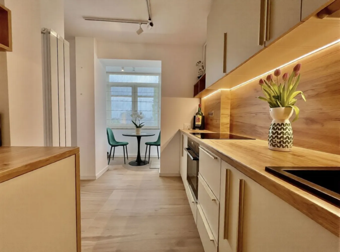 2 Camere Premium | Piața Unirii - Fântâni | Prima Închiriere - Disponibil pentru prima închiriere, acest apartament de 2 camere, recent renovat, mobilat și utilat complet, este situat pe Bd. Dimitrie Cantemir, într-o zonă excelentă, la doar câteva minute de mers pe jos de Piața Unirii, Centrul Vechi, Parcul Carol și stațiile de metrou Unirii și Tineretului.

Cu o suprafață de 57 mp, locuința impresionează prin designul modern, finisajele de calitate și atenția la detalii. Apartamentul este complet mobilat și echipat, fiind pregătit pentru mutare imediată.

Dotări și beneficii:
✔ Prima închiriere
✔ Recent renovat
✔ Complet mobilat și utilat
✔ TV în living
✔ TV în dormitor
✔ Aer condiționat în living
✔ Aer condiționat în dormitor
✔ Mașină de spălat rufe
✔ Uscător de rufe
✔ Bucătărie complet echipată
✔ Spații generoase de depozitare
✔ Balcon închis

Un avantaj important îl reprezintă poziționarea blocului în spatele arterei principale, ceea ce oferă liniște, fără zgomotul și poluarea fonică specifice bulevardului.

De asemenea, interiorul blocului a fost recent renovat, iar costurile de întreținere sunt reduse.

Localizare:

5 minute de metrou Unirii
7 minute de metrou Tineretului
Aproape de Centrul Vechi
La câteva minute de Parcul Carol
Restaurante, cafenele, supermarketuri și multiple puncte de interes în imediata apropiere

Condiții de închiriere:

Ideal pentru persoană singură sau cuplu
Nu se acceptă animale de companie
Contract minim 12 luni
Comision agentie 50%