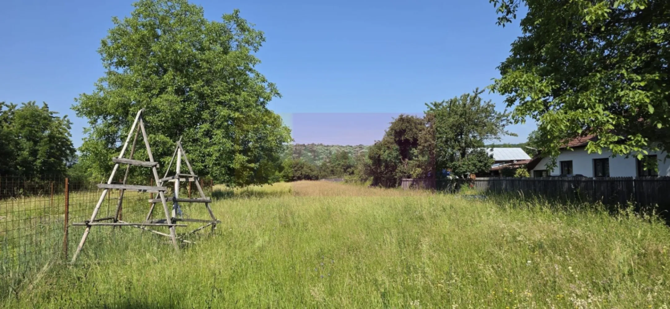Teren intravilan 2453 mp de vanzare in Brebu - Teren intravilan de vânzare în Brebu – 2.453 mp de natură, liniște și oportunitate!

Agentia Imobiliară Mervani vă propune spre vânzare un teren intravilan cu suprafața de 2.453 mp și deschidere de 16,78 ml, situat într-o zonă centrală și foarte apreciată din comuna Brebu.

Teren drept, ușor de valorificat
 Acces direct la drum asfaltat
Toate utilitățile la limita proprietății:
apă
canalizare
energie electrică
gaze naturale
CATV și internet

Un mare avantaj al proprietății este cadrul natural deosebit: pe una dintre laturile din spate curge un pârâu, iar împrejurimile sunt dominate de spații verzi, peisaje frumoase și locuințe elegante.

Localizare excelentă, în zona centrală a comunei Brebu, una dintre cele mai căutate localități din nordul județului Prahova.

Brebu se află la aproximativ 100 km de București și oferă acces rapid către numeroase atracții turistice:
Mănăstirea Brebu, monument istoric din secolul al XVII-lea, unul dintre cele mai valoroase ansambluri arhitecturale din România.
Lacul Brebu
Lacul și Barajul Paltinu din Valea Doftanei, o zonă apreciată pentru peisajele sale spectaculoase și activitățile în aer liber.
 Valea Doftanei, recunoscută pentru natură, liniște și aer curat.

Ideal pentru construirea unei locuințe permanente, a unei case de vacanță sau pentru investiție!
Pentru detalii și vizionări:
Agentia Imobiliară Mervani
0729 935 536