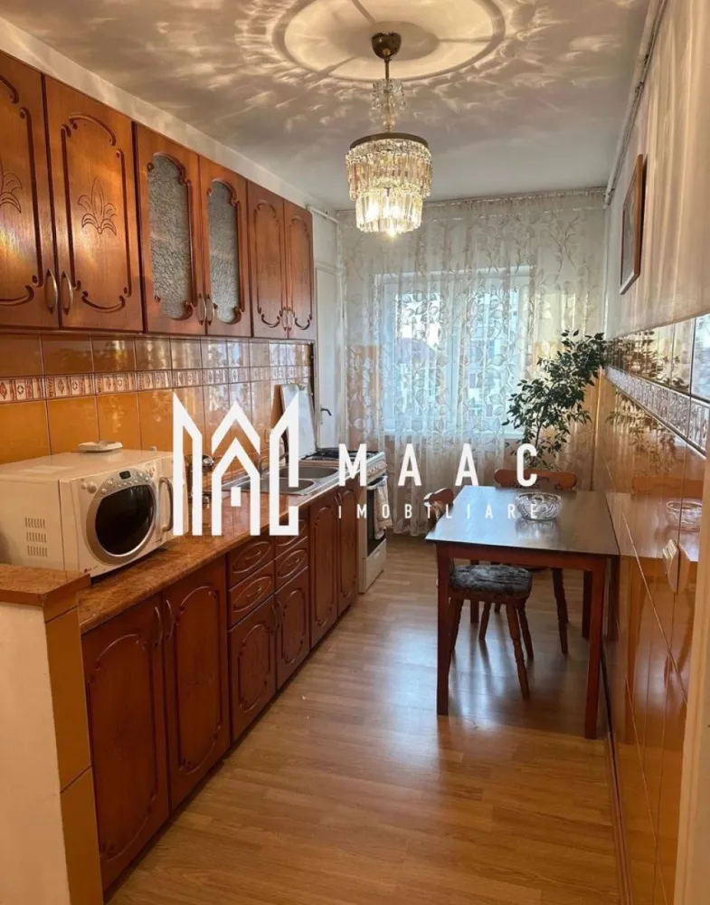 Apartament 3 Camere | 63MPU | Lift | Vasile Aaron - MAAC Imobiliare vă propune spre vânzare un apartament cu 3 camere, situat în cartierul Vasile Aaron, la etajul 6 din 10 al unui imobil dotat cu lift, ideal atât pentru locuință personală, cât și pentru investiție.

Proprietatea are o suprafață utilă de 63 mp și beneficiază de un balcon de 4 mp, oferind un spațiu bine compartimentat și funcțional.

Apartamentul a fost renovat în anul 2015, este bine întreținut și poate fi modernizat ulterior în funcție de preferințele viitorului proprietar.

Compartimentare

Living
2 dormitoare
Bucătărie
Hol generos
Baie
Balcon – 4 mp

Caracteristici și beneficii

Etaj 6 din 10
Compartimentare practică
Apartament luminos și funcțional
Imobil cu lift
Renovare realizată în 2015
Avantaje
Zonă bine conectată la transport public
Aproape de magazine, farmacii și alte facilități urbane
Potrivit pentru locuit sau investiție

Pentru mai multe detalii și programarea unei vizionări, vă rugăm să ne contactați menționând ID: CP2974880.