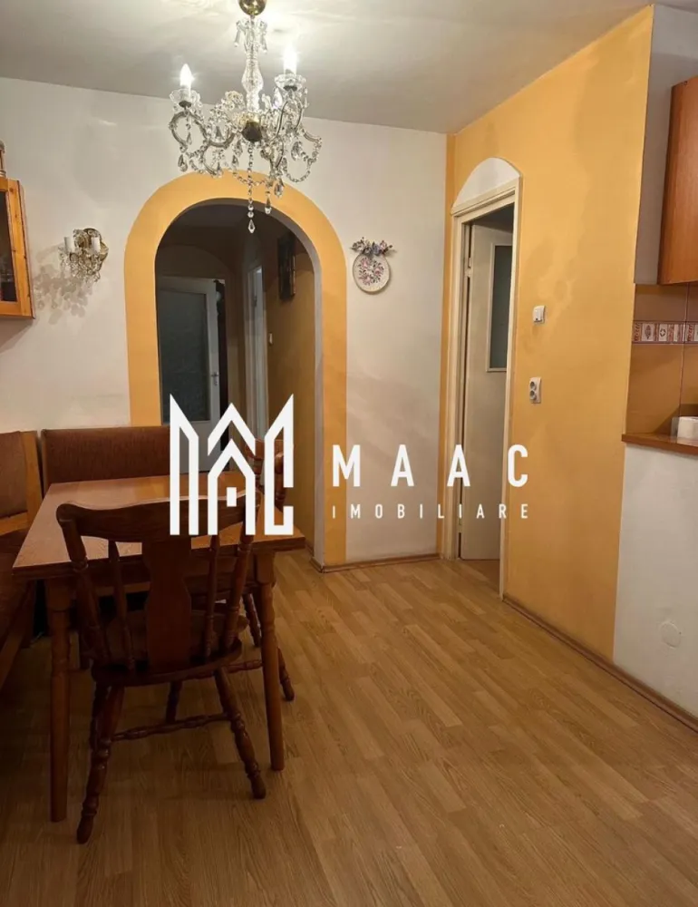 Apartament 3 Camere | 63MPU | Lift | Vasile Aaron - MAAC Imobiliare vă propune spre vânzare un apartament cu 3 camere, situat în cartierul Vasile Aaron, la etajul 6 din 10 al unui imobil dotat cu lift, ideal atât pentru locuință personală, cât și pentru investiție.

Proprietatea are o suprafață utilă de 63 mp și beneficiază de un balcon de 4 mp, oferind un spațiu bine compartimentat și funcțional.

Apartamentul a fost renovat în anul 2015, este bine întreținut și poate fi modernizat ulterior în funcție de preferințele viitorului proprietar.

Compartimentare

Living
2 dormitoare
Bucătărie
Hol generos
Baie
Balcon – 4 mp

Caracteristici și beneficii

Etaj 6 din 10
Compartimentare practică
Apartament luminos și funcțional
Imobil cu lift
Renovare realizată în 2015
Avantaje
Zonă bine conectată la transport public
Aproape de magazine, farmacii și alte facilități urbane
Potrivit pentru locuit sau investiție

Pentru mai multe detalii și programarea unei vizionări, vă rugăm să ne contactați menționând ID: CP2974880.