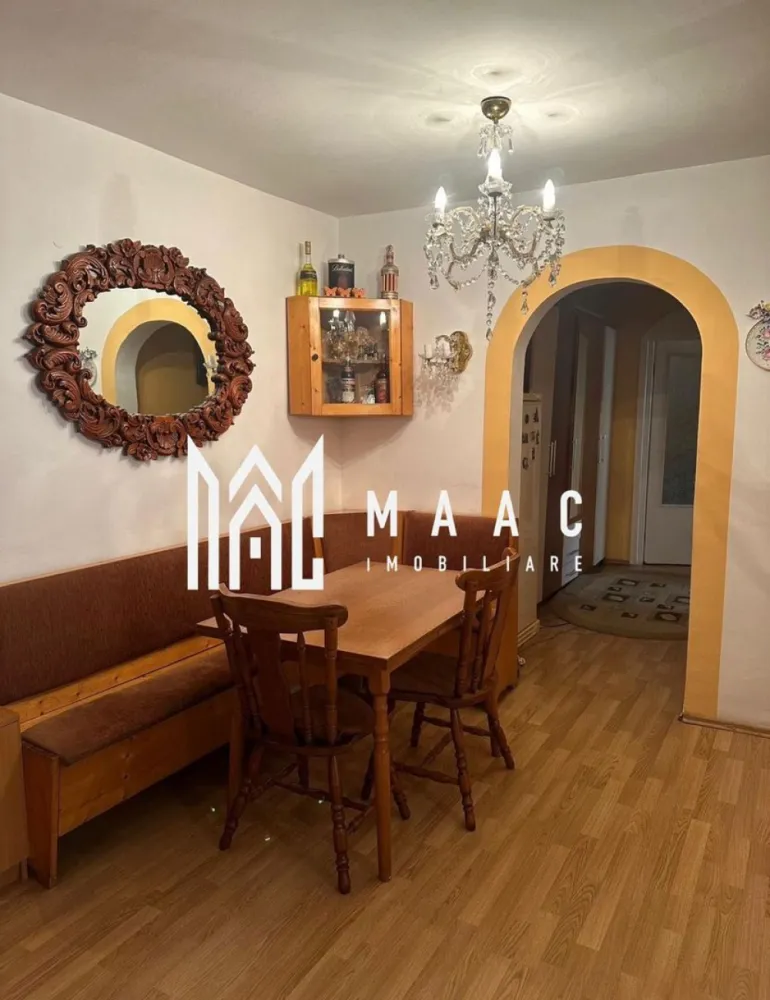 Apartament 3 Camere | 63MPU | Lift | Vasile Aaron - MAAC Imobiliare vă propune spre vânzare un apartament cu 3 camere, situat în cartierul Vasile Aaron, la etajul 6 din 10 al unui imobil dotat cu lift, ideal atât pentru locuință personală, cât și pentru investiție.

Proprietatea are o suprafață utilă de 63 mp și beneficiază de un balcon de 4 mp, oferind un spațiu bine compartimentat și funcțional.

Apartamentul a fost renovat în anul 2015, este bine întreținut și poate fi modernizat ulterior în funcție de preferințele viitorului proprietar.

Compartimentare

Living
2 dormitoare
Bucătărie
Hol generos
Baie
Balcon – 4 mp

Caracteristici și beneficii

Etaj 6 din 10
Compartimentare practică
Apartament luminos și funcțional
Imobil cu lift
Renovare realizată în 2015
Avantaje
Zonă bine conectată la transport public
Aproape de magazine, farmacii și alte facilități urbane
Potrivit pentru locuit sau investiție

Pentru mai multe detalii și programarea unei vizionări, vă rugăm să ne contactați menționând ID: CP2974880.
