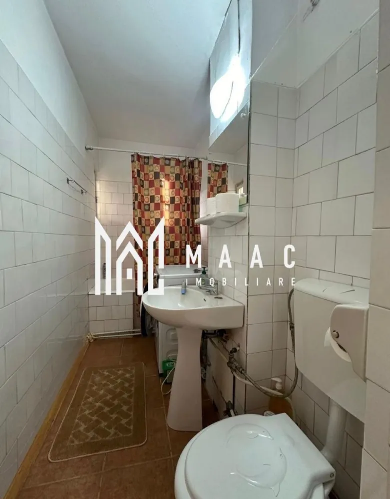 Apartament 3 Camere | 63MPU | Lift | Vasile Aaron - MAAC Imobiliare vă propune spre vânzare un apartament cu 3 camere, situat în cartierul Vasile Aaron, la etajul 6 din 10 al unui imobil dotat cu lift, ideal atât pentru locuință personală, cât și pentru investiție.

Proprietatea are o suprafață utilă de 63 mp și beneficiază de un balcon de 4 mp, oferind un spațiu bine compartimentat și funcțional.

Apartamentul a fost renovat în anul 2015, este bine întreținut și poate fi modernizat ulterior în funcție de preferințele viitorului proprietar.

Compartimentare

Living
2 dormitoare
Bucătărie
Hol generos
Baie
Balcon – 4 mp

Caracteristici și beneficii

Etaj 6 din 10
Compartimentare practică
Apartament luminos și funcțional
Imobil cu lift
Renovare realizată în 2015
Avantaje
Zonă bine conectată la transport public
Aproape de magazine, farmacii și alte facilități urbane
Potrivit pentru locuit sau investiție

Pentru mai multe detalii și programarea unei vizionări, vă rugăm să ne contactați menționând ID: CP2974880.