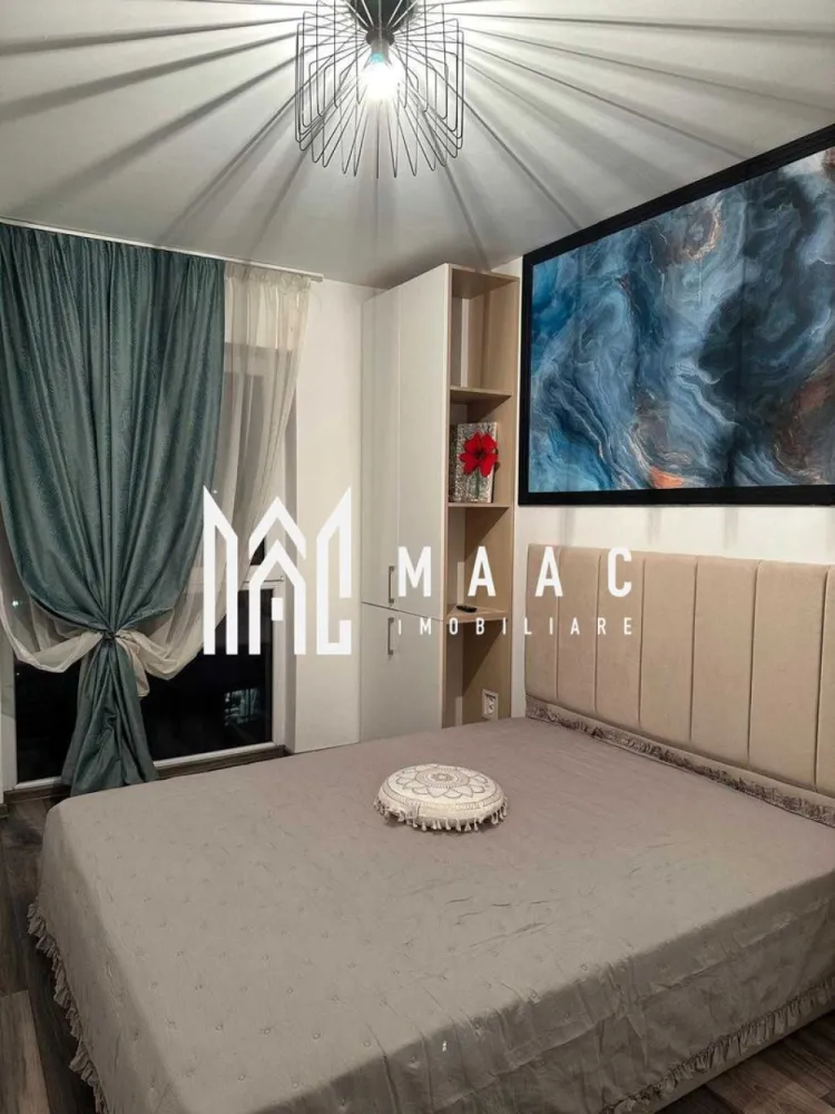 Apartament 2 camere | Decomandat | Terasa | Zona Centrala - MAAC Imobiliare ofera spre inchiriere apartament de 2 camere elegant, complet mobilat si utliat, in zona Centrala (City Residence).

Locuinta decomandata are suprafata utila de 46mp, se afla la etajul 4/5 al unui bloc nou construit, cu lift si este alcatuita din dormitor cu pat dublu, living open space cu bucatarie cu toate facilitatile, baie moderna, hol si terasa generoaas cu intrare din living.

Aferent - loc de parcare subteran.

Mobilier de calitate si electronice si electrocasnice necesare: masina de spalat, aer conditionat, plita pe gaz, cuptor electric, masina de spalat vase, combina frigorifica.

Blocul este foarte curat, dispune de holuri generoase si lift.

Ofera acces la multiple facilitati printre care statie de autobuz, scoala, magazinele Mega Image si Penny dar si Promenada Mall, spitalul judetean sau centrul orasului aflate la cateva minute de mers pe jos.

Se percepe garantie in cuantumul unei chirii lunare. Nu se accepta cu animale de companie. Disponibilitate imediata. Se inchiriaza pe minim 12 luni.

Pentru mai multe detalii si pentru a stabili o vizionare, va rugam specificati telefonic: CP2291478