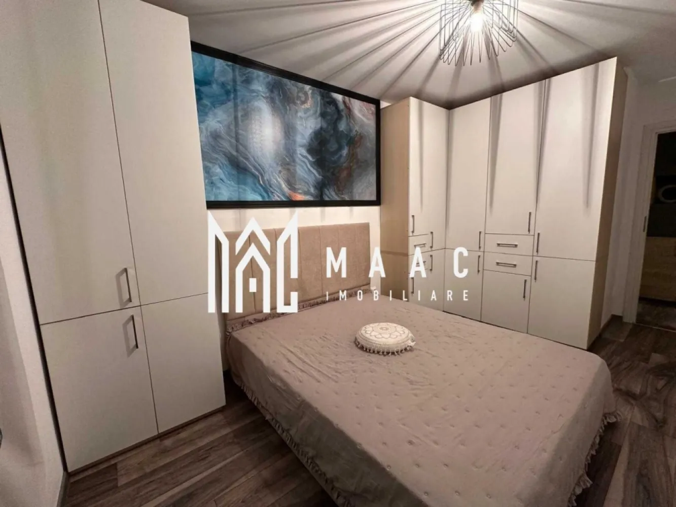 Apartament 2 camere | Decomandat | Terasa | Zona Centrala - MAAC Imobiliare ofera spre inchiriere apartament de 2 camere elegant, complet mobilat si utliat, in zona Centrala (City Residence).

Locuinta decomandata are suprafata utila de 46mp, se afla la etajul 4/5 al unui bloc nou construit, cu lift si este alcatuita din dormitor cu pat dublu, living open space cu bucatarie cu toate facilitatile, baie moderna, hol si terasa generoaas cu intrare din living.

Aferent - loc de parcare subteran.

Mobilier de calitate si electronice si electrocasnice necesare: masina de spalat, aer conditionat, plita pe gaz, cuptor electric, masina de spalat vase, combina frigorifica.

Blocul este foarte curat, dispune de holuri generoase si lift.

Ofera acces la multiple facilitati printre care statie de autobuz, scoala, magazinele Mega Image si Penny dar si Promenada Mall, spitalul judetean sau centrul orasului aflate la cateva minute de mers pe jos.

Se percepe garantie in cuantumul unei chirii lunare. Nu se accepta cu animale de companie. Disponibilitate imediata. Se inchiriaza pe minim 12 luni.

Pentru mai multe detalii si pentru a stabili o vizionare, va rugam specificati telefonic: CP2291478