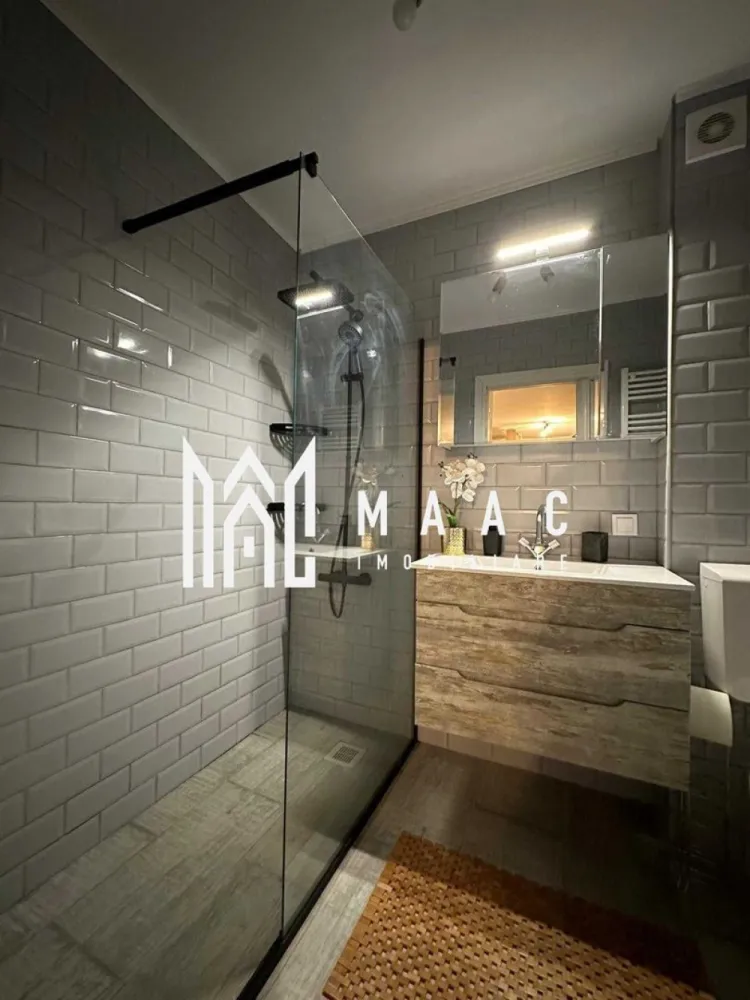 Apartament 2 camere | Decomandat | Terasa | Zona Centrala - MAAC Imobiliare ofera spre inchiriere apartament de 2 camere elegant, complet mobilat si utliat, in zona Centrala (City Residence).

Locuinta decomandata are suprafata utila de 46mp, se afla la etajul 4/5 al unui bloc nou construit, cu lift si este alcatuita din dormitor cu pat dublu, living open space cu bucatarie cu toate facilitatile, baie moderna, hol si terasa generoaas cu intrare din living.

Aferent - loc de parcare subteran.

Mobilier de calitate si electronice si electrocasnice necesare: masina de spalat, aer conditionat, plita pe gaz, cuptor electric, masina de spalat vase, combina frigorifica.

Blocul este foarte curat, dispune de holuri generoase si lift.

Ofera acces la multiple facilitati printre care statie de autobuz, scoala, magazinele Mega Image si Penny dar si Promenada Mall, spitalul judetean sau centrul orasului aflate la cateva minute de mers pe jos.

Se percepe garantie in cuantumul unei chirii lunare. Nu se accepta cu animale de companie. Disponibilitate imediata. Se inchiriaza pe minim 12 luni.

Pentru mai multe detalii si pentru a stabili o vizionare, va rugam specificati telefonic: CP2291478