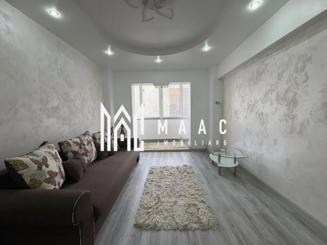 Apartament 2 camere | 50 MPU | Lift | Mihai Viteazu - MAAC Imobiliare vă propune spre închiriere un apartament cochet cu 2 camere decomandate, situat într-o zonă centrală excelentă, vis-a-vis de biserica de pe Mihai Viteazu.

Locuința este amplasată la etaj intermediar 2 din 8, într-un imobil prevăzut cu lift, și dispune de o suprafață utilă de 50 mp, fiind ideală pentru un cuplu sau o persoană care își dorește confort și acces facil către toate punctele de interes ale orașului.

Apartamentul este complet mobilat și utilat, se remarcă printr-o atmosferă luminoasă, primitoare și bine organizată, având o compartimentare practică și eficientă:

Living spațios
Un dormitor confortabil
Bucătărie separată
Baie

Printre dotările care completează confortul proprietății se numără:

Aer condiționat
Centrală termică nouă
Mobilier și electrocasnice complete
Bloc cu lift
Etaj intermediar

Poziționarea centrală oferă acces rapid către magazine, mijloace de transport, farmacii, restaurante, școli și alte puncte de interes.

Pentru mai multe detalii sau programarea unei vizionări, nu ezitați să ne contactați specificand ID: CP2986857