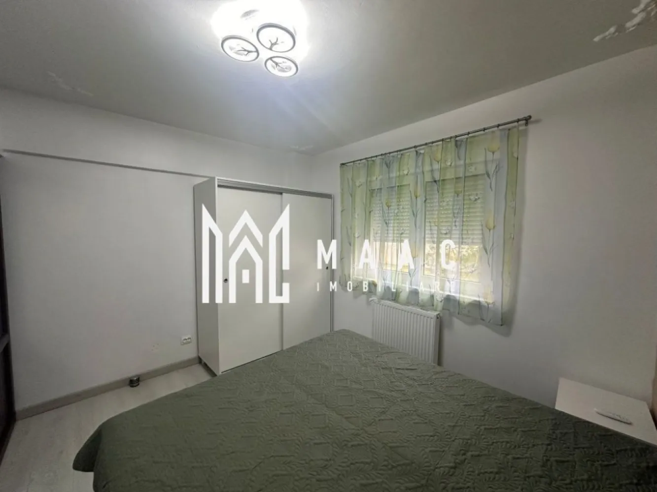 Apartament 2 camere | 50 MPU | Lift | Mihai Viteazu - MAAC Imobiliare vă propune spre închiriere un apartament cochet cu 2 camere decomandate, situat într-o zonă centrală excelentă, vis-a-vis de biserica de pe Mihai Viteazu.

Locuința este amplasată la etaj intermediar 2 din 8, într-un imobil prevăzut cu lift, și dispune de o suprafață utilă de 50 mp, fiind ideală pentru un cuplu sau o persoană care își dorește confort și acces facil către toate punctele de interes ale orașului.

Apartamentul este complet mobilat și utilat, se remarcă printr-o atmosferă luminoasă, primitoare și bine organizată, având o compartimentare practică și eficientă:

Living spațios
Un dormitor confortabil
Bucătărie separată
Baie

Printre dotările care completează confortul proprietății se numără:

Aer condiționat
Centrală termică nouă
Mobilier și electrocasnice complete
Bloc cu lift
Etaj intermediar

Poziționarea centrală oferă acces rapid către magazine, mijloace de transport, farmacii, restaurante, școli și alte puncte de interes.

Pentru mai multe detalii sau programarea unei vizionări, nu ezitați să ne contactați specificand ID: CP2986857
