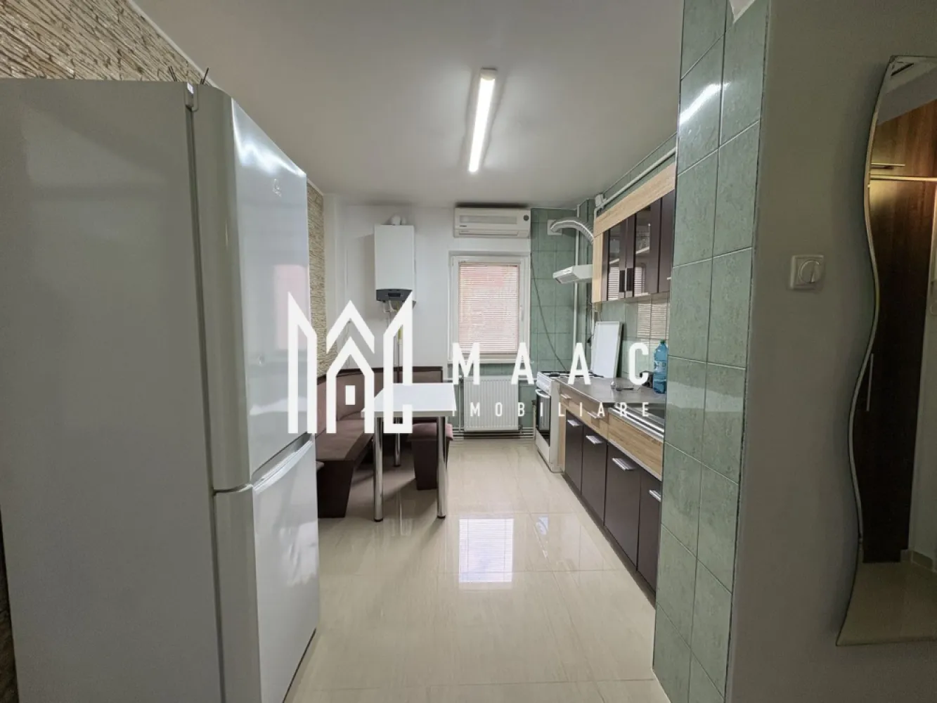 Apartament 2 camere | 50 MPU | Lift | Mihai Viteazu - MAAC Imobiliare vă propune spre închiriere un apartament cochet cu 2 camere decomandate, situat într-o zonă centrală excelentă, vis-a-vis de biserica de pe Mihai Viteazu.

Locuința este amplasată la etaj intermediar 2 din 8, într-un imobil prevăzut cu lift, și dispune de o suprafață utilă de 50 mp, fiind ideală pentru un cuplu sau o persoană care își dorește confort și acces facil către toate punctele de interes ale orașului.

Apartamentul este complet mobilat și utilat, se remarcă printr-o atmosferă luminoasă, primitoare și bine organizată, având o compartimentare practică și eficientă:

Living spațios
Un dormitor confortabil
Bucătărie separată
Baie

Printre dotările care completează confortul proprietății se numără:

Aer condiționat
Centrală termică nouă
Mobilier și electrocasnice complete
Bloc cu lift
Etaj intermediar

Poziționarea centrală oferă acces rapid către magazine, mijloace de transport, farmacii, restaurante, școli și alte puncte de interes.

Pentru mai multe detalii sau programarea unei vizionări, nu ezitați să ne contactați specificand ID: CP2986857