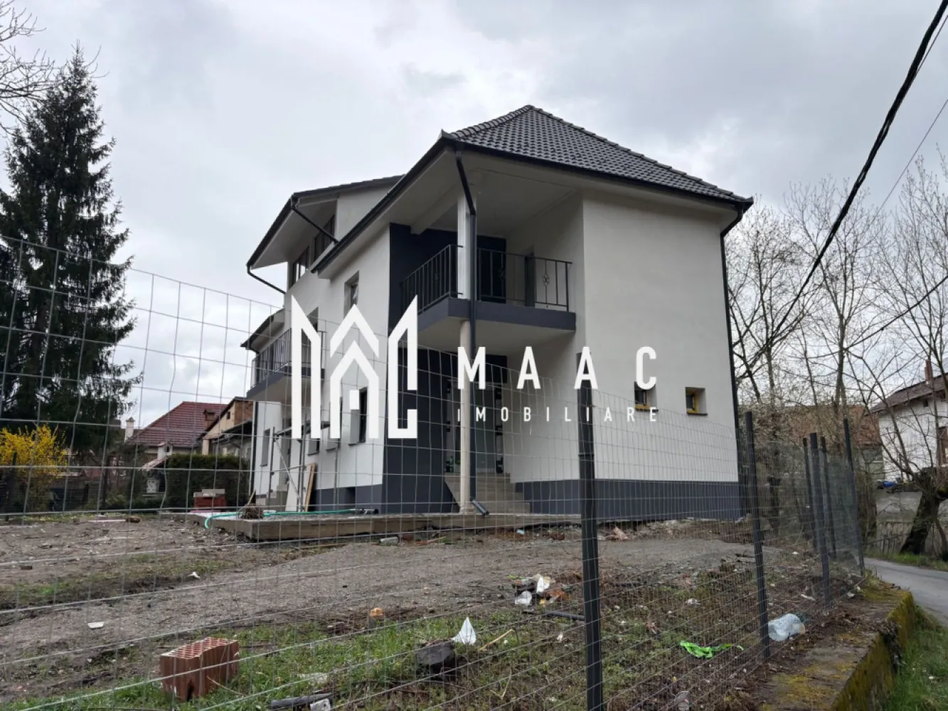Vilă spațioasă în centrul Cisnădioarei, teren generos 1300 mp, finalizată 2025 - MAAC Imobiliare va propune spre vânzare o Casa, finalizată în 2025, impresionează prin suprafața generoasă și compartimentarea practică, fiind ideală atât pentru locuit, cât și pentru investiție (pensiune, casă multifamilială sau retreat).

Proprietatea dispune de un teren total de 1300 mp, dintre care aproximativ 1200 mp reprezintă curte liberă — perfectă pentru grădină, foișor, piscină sau alte amenajări.

Imobilul oferă numeroase camere, distribuite pe mai multe niveluri (subsol, parter, etaj și mansardă), oferind flexibilitate maximă în utilizare.

Beneficii:
 • Toate utilitățile disponibile inclusiv curent trifazic 
 • Fântână proprie
 • Suprafață generoasă și compartimentare eficientă
 • Curte mare, ideală pentru relaxare sau dezvoltare
 • Locație centrală, cu acces facil

O proprietate rară în zonă, perfectă pentru cei care își doresc spațiu, confort și liniște într-un cadru natural deosebit.

Pentru mai multe detalii precizați ca ați văzut anunțul cu ID CP 3010202
