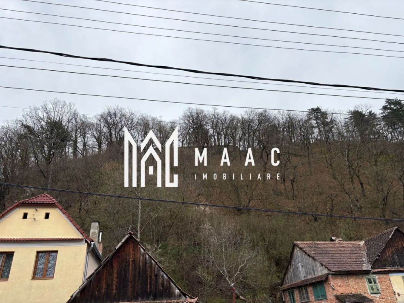 Vilă spațioasă în centrul Cisnădioarei, teren generos 1300 mp, finalizată 2025 - MAAC Imobiliare va propune spre vânzare o Casa, finalizată în 2025, impresionează prin suprafața generoasă și compartimentarea practică, fiind ideală atât pentru locuit, cât și pentru investiție (pensiune, casă multifamilială sau retreat).

Proprietatea dispune de un teren total de 1300 mp, dintre care aproximativ 1200 mp reprezintă curte liberă — perfectă pentru grădină, foișor, piscină sau alte amenajări.

Imobilul oferă numeroase camere, distribuite pe mai multe niveluri (subsol, parter, etaj și mansardă), oferind flexibilitate maximă în utilizare.

Beneficii:
 • Toate utilitățile disponibile inclusiv curent trifazic 
 • Fântână proprie
 • Suprafață generoasă și compartimentare eficientă
 • Curte mare, ideală pentru relaxare sau dezvoltare
 • Locație centrală, cu acces facil

O proprietate rară în zonă, perfectă pentru cei care își doresc spațiu, confort și liniște într-un cadru natural deosebit.

Pentru mai multe detalii precizați ca ați văzut anunțul cu ID CP 3010202