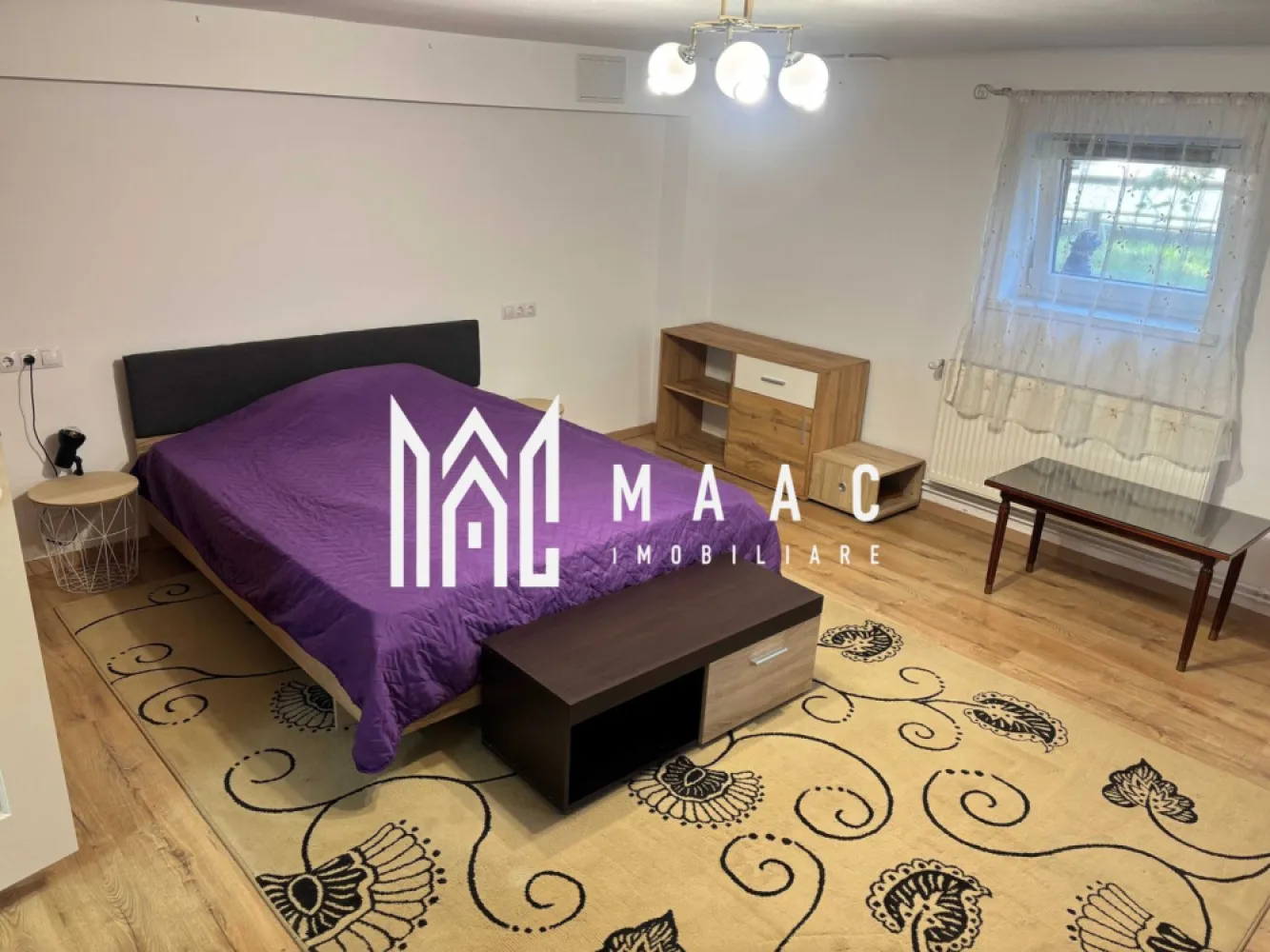 Apartament 3 Camere | 90 Mp | Utilități Incluse | Zona Calea Dumbrăvii - MAAC Imobiliare vă propune spre închiriere un apartament cochet și practic, situat la demisolul unei case, într-una dintre cele mai apreciate zone din Sibiu – Calea Dumbrăvii, în imediata apropiere a Parcul Sub Arini.

Compartimentare:
1 dormitor
hol de acces
1 baie
bucătărie open-space cu living
cameră tehnică, cu posibilitatea amenajării unui al doilea dormitor
Dotări și beneficii:
centrală termică proprie
geamuri termopan
utilități incluse în preț
zonă liniștită, cu acces facil către centru, magazine și mijloace de transport
loc de parcare disponibil pe domeniul public
Alte informații:
se acceptă animale de companie contra unei taxe suplimentare de 30 euro/lună
fumatul în interiorul apartamentului nu este permis

Apartamentul este ideal pentru persoane care își doresc confort, liniște și acces rapid către zonele de interes ale orașului.

Pentru mai multe detalii sau pentru programarea unei vizionări, vă rugăm să ne contactați specificând ID:CP3099913