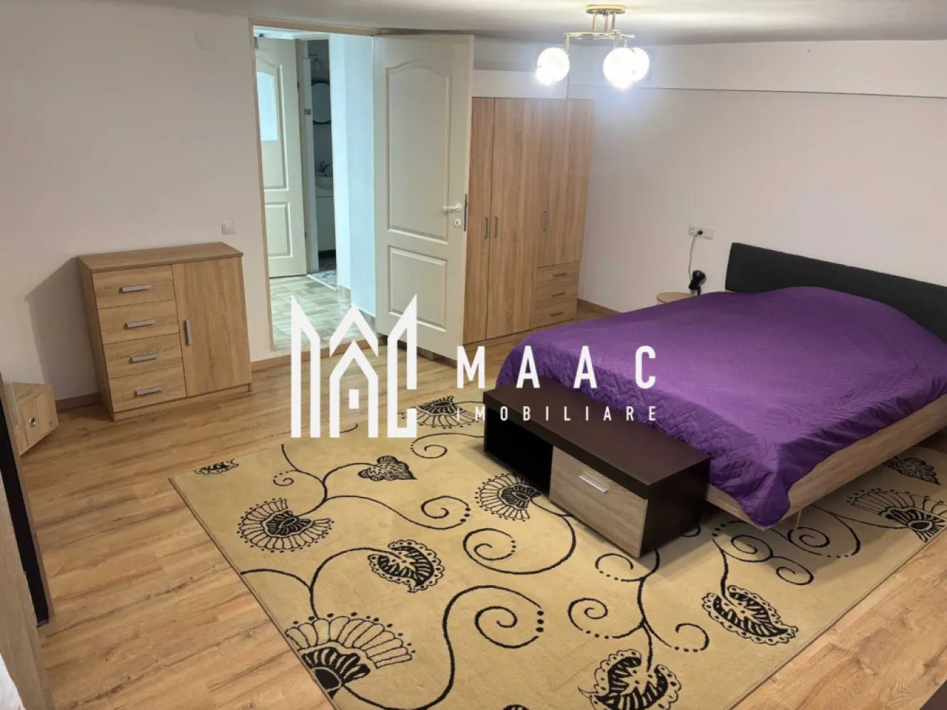 Apartament 3 Camere | 90 Mp | Utilități Incluse | Zona Calea Dumbrăvii - MAAC Imobiliare vă propune spre închiriere un apartament cochet și practic, situat la demisolul unei case, într-una dintre cele mai apreciate zone din Sibiu – Calea Dumbrăvii, în imediata apropiere a Parcul Sub Arini.

Compartimentare:
1 dormitor
hol de acces
1 baie
bucătărie open-space cu living
cameră tehnică, cu posibilitatea amenajării unui al doilea dormitor
Dotări și beneficii:
centrală termică proprie
geamuri termopan
utilități incluse în preț
zonă liniștită, cu acces facil către centru, magazine și mijloace de transport
loc de parcare disponibil pe domeniul public
Alte informații:
se acceptă animale de companie contra unei taxe suplimentare de 30 euro/lună
fumatul în interiorul apartamentului nu este permis

Apartamentul este ideal pentru persoane care își doresc confort, liniște și acces rapid către zonele de interes ale orașului.

Pentru mai multe detalii sau pentru programarea unei vizionări, vă rugăm să ne contactați specificând ID:CP3099913