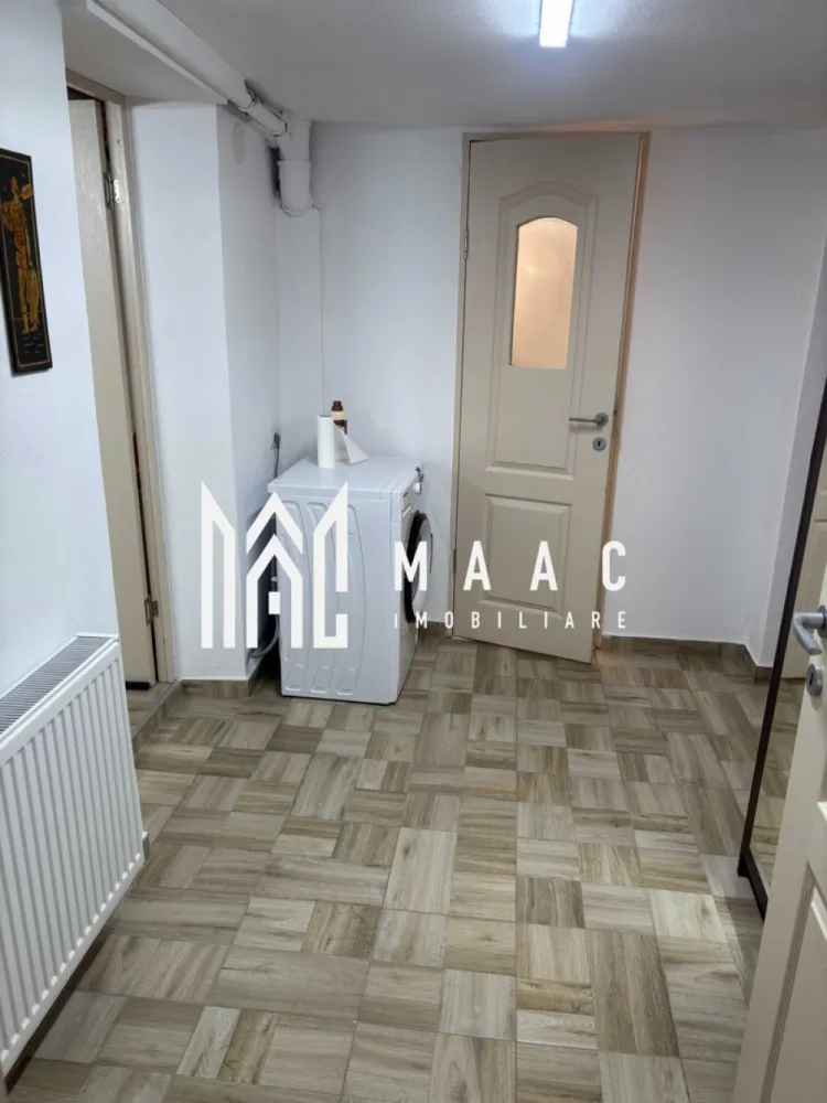 Apartament 3 Camere | 90 Mp | Utilități Incluse | Zona Calea Dumbrăvii - MAAC Imobiliare vă propune spre închiriere un apartament cochet și practic, situat la demisolul unei case, într-una dintre cele mai apreciate zone din Sibiu – Calea Dumbrăvii, în imediata apropiere a Parcul Sub Arini.

Compartimentare:
1 dormitor
hol de acces
1 baie
bucătărie open-space cu living
cameră tehnică, cu posibilitatea amenajării unui al doilea dormitor
Dotări și beneficii:
centrală termică proprie
geamuri termopan
utilități incluse în preț
zonă liniștită, cu acces facil către centru, magazine și mijloace de transport
loc de parcare disponibil pe domeniul public
Alte informații:
se acceptă animale de companie contra unei taxe suplimentare de 30 euro/lună
fumatul în interiorul apartamentului nu este permis

Apartamentul este ideal pentru persoane care își doresc confort, liniște și acces rapid către zonele de interes ale orașului.

Pentru mai multe detalii sau pentru programarea unei vizionări, vă rugăm să ne contactați specificând ID:CP3099913