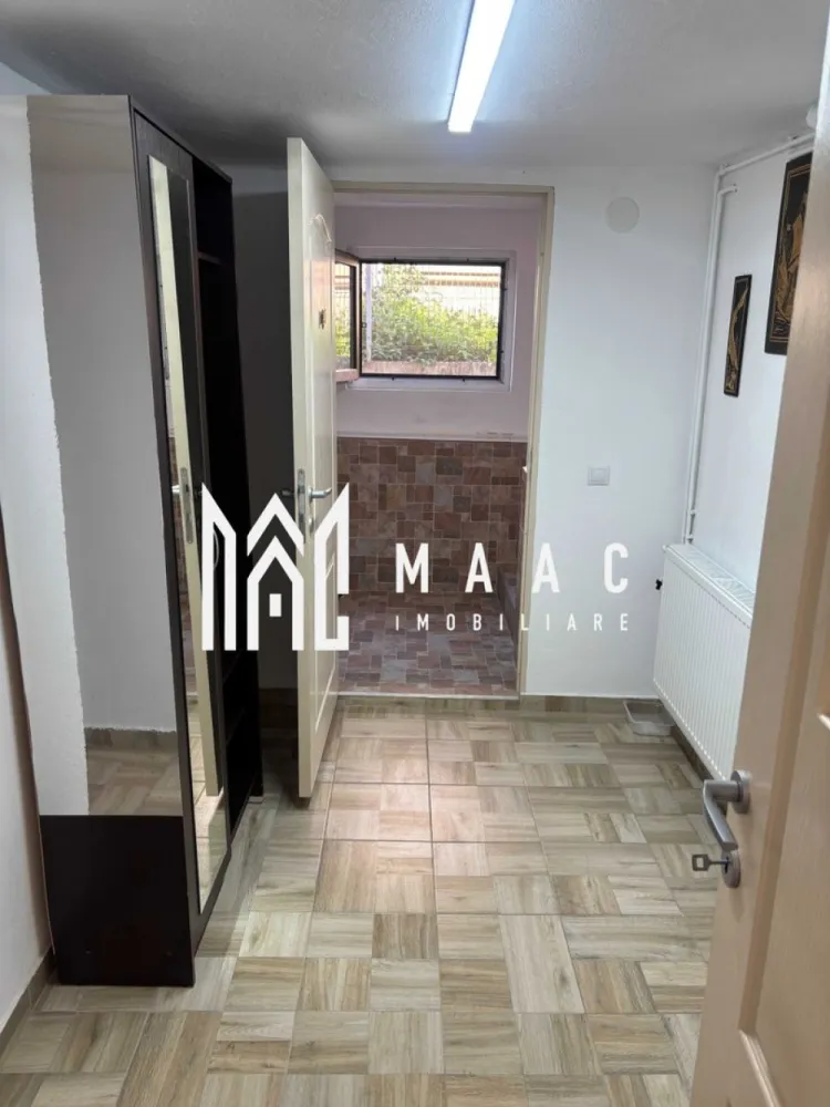 Apartament 3 Camere | 90 Mp | Utilități Incluse | Zona Calea Dumbrăvii - MAAC Imobiliare vă propune spre închiriere un apartament cochet și practic, situat la demisolul unei case, într-una dintre cele mai apreciate zone din Sibiu – Calea Dumbrăvii, în imediata apropiere a Parcul Sub Arini.

Compartimentare:
1 dormitor
hol de acces
1 baie
bucătărie open-space cu living
cameră tehnică, cu posibilitatea amenajării unui al doilea dormitor
Dotări și beneficii:
centrală termică proprie
geamuri termopan
utilități incluse în preț
zonă liniștită, cu acces facil către centru, magazine și mijloace de transport
loc de parcare disponibil pe domeniul public
Alte informații:
se acceptă animale de companie contra unei taxe suplimentare de 30 euro/lună
fumatul în interiorul apartamentului nu este permis

Apartamentul este ideal pentru persoane care își doresc confort, liniște și acces rapid către zonele de interes ale orașului.

Pentru mai multe detalii sau pentru programarea unei vizionări, vă rugăm să ne contactați specificând ID:CP3099913