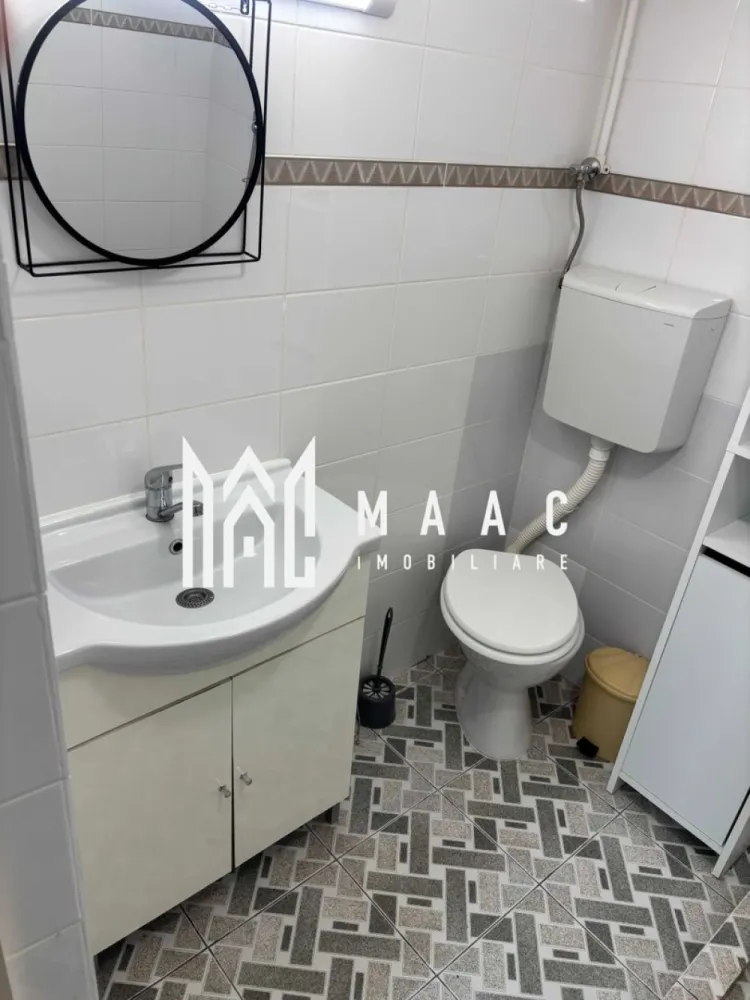 Apartament 3 Camere | 90 Mp | Utilități Incluse | Zona Calea Dumbrăvii - MAAC Imobiliare vă propune spre închiriere un apartament cochet și practic, situat la demisolul unei case, într-una dintre cele mai apreciate zone din Sibiu – Calea Dumbrăvii, în imediata apropiere a Parcul Sub Arini.

Compartimentare:
1 dormitor
hol de acces
1 baie
bucătărie open-space cu living
cameră tehnică, cu posibilitatea amenajării unui al doilea dormitor
Dotări și beneficii:
centrală termică proprie
geamuri termopan
utilități incluse în preț
zonă liniștită, cu acces facil către centru, magazine și mijloace de transport
loc de parcare disponibil pe domeniul public
Alte informații:
se acceptă animale de companie contra unei taxe suplimentare de 30 euro/lună
fumatul în interiorul apartamentului nu este permis

Apartamentul este ideal pentru persoane care își doresc confort, liniște și acces rapid către zonele de interes ale orașului.

Pentru mai multe detalii sau pentru programarea unei vizionări, vă rugăm să ne contactați specificând ID:CP3099913