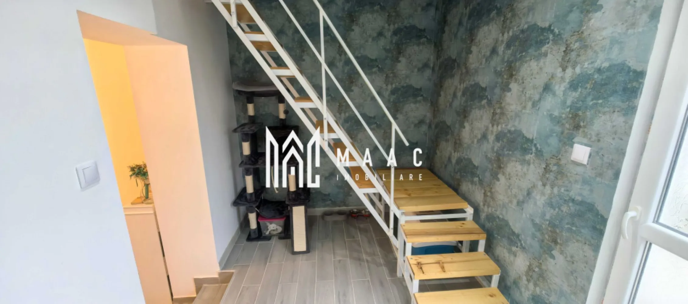 Casă individuala | 4 Camere | Gradina | 55MPU | Piața Cluj - MAAC Imobiliare vă propune spre vânzare o casă eficient compartimentată, situată în zona Piața Cluj, o locație apreciată pentru accesul rapid către centrul orașului și toate facilitățile urbane.

Caracteristici principale:
Suprafață utilă: 55 mp
Regim de înălțime: Parter + Etaj
Deschidere la stradă: 12 ml
Curte proprie
Cotă parte din curte comună
În curte mai există un singur vecin

Compartimentare:
Parter:
Living
Dormitor
Baie
Hol

Etaj:
2 dormitoare
Dressing / spațiu pentru depozitare

Localizare
Situată în zona Piața Cluj, proprietatea beneficiază de acces facil către centrul istoric, magazine, școli, grădinițe, farmacii și mijloace de transport în comun.

Pentru mai multe detalii și programarea unei vizionări, vă rugăm să contactați echipa MAAC Imobiliare și să menționați ID-ul proprietății: CP3111554.