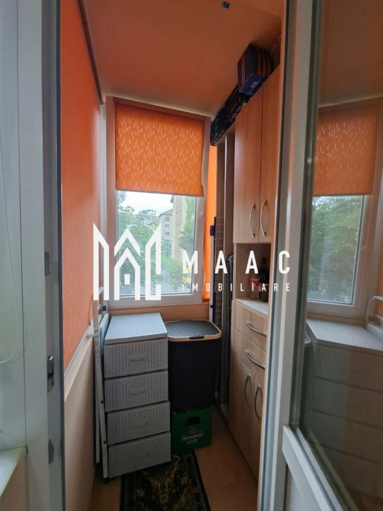 Apartament 3 Camere | Etaj 1 | 50 MPU | Cedonia - MAAC Imobiliare vă propune spre vânzare un apartament cu 3 camere, situat în zona Cedonia.

Caracteristici principale

• suprafață utilă de 50 mp
• compartimentare semidecomandată
• situat la etajul 1 din 4
• se vinde mobilat

Compartimentare și dotări

• living
• 2 dormitoare
• baie complet utilată
• balcon închis
• centrală termică proprie
• aparat de aer condiționat

Localizare și avantaje

• amplasat în zona Cedonia
• acces facil către magazine, farmacii și servicii
• în apropierea școlilor și grădinițelor
• stații de transport public la câteva minute de mers pe jos
• zonă liniștită și bine conectată la principalele puncte de interes ale orașului

 Pentru mai multe detalii sau pentru programarea unei vizionări, vă rugăm să ne contactați și să menționați ID-ul proprietății: CP3125045.