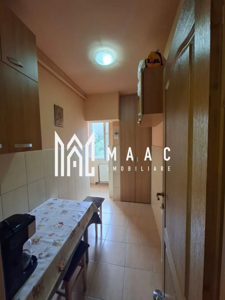 Apartament 3 Camere | Etaj 1 | 50 MPU | Cedonia - MAAC Imobiliare vă propune spre vânzare un apartament cu 3 camere, situat în zona Cedonia.

Caracteristici principale

• suprafață utilă de 50 mp
• compartimentare semidecomandată
• situat la etajul 1 din 4
• se vinde mobilat

Compartimentare și dotări

• living
• 2 dormitoare
• baie complet utilată
• balcon închis
• centrală termică proprie
• aparat de aer condiționat

Localizare și avantaje

• amplasat în zona Cedonia
• acces facil către magazine, farmacii și servicii
• în apropierea școlilor și grădinițelor
• stații de transport public la câteva minute de mers pe jos
• zonă liniștită și bine conectată la principalele puncte de interes ale orașului

 Pentru mai multe detalii sau pentru programarea unei vizionări, vă rugăm să ne contactați și să menționați ID-ul proprietății: CP3125045.