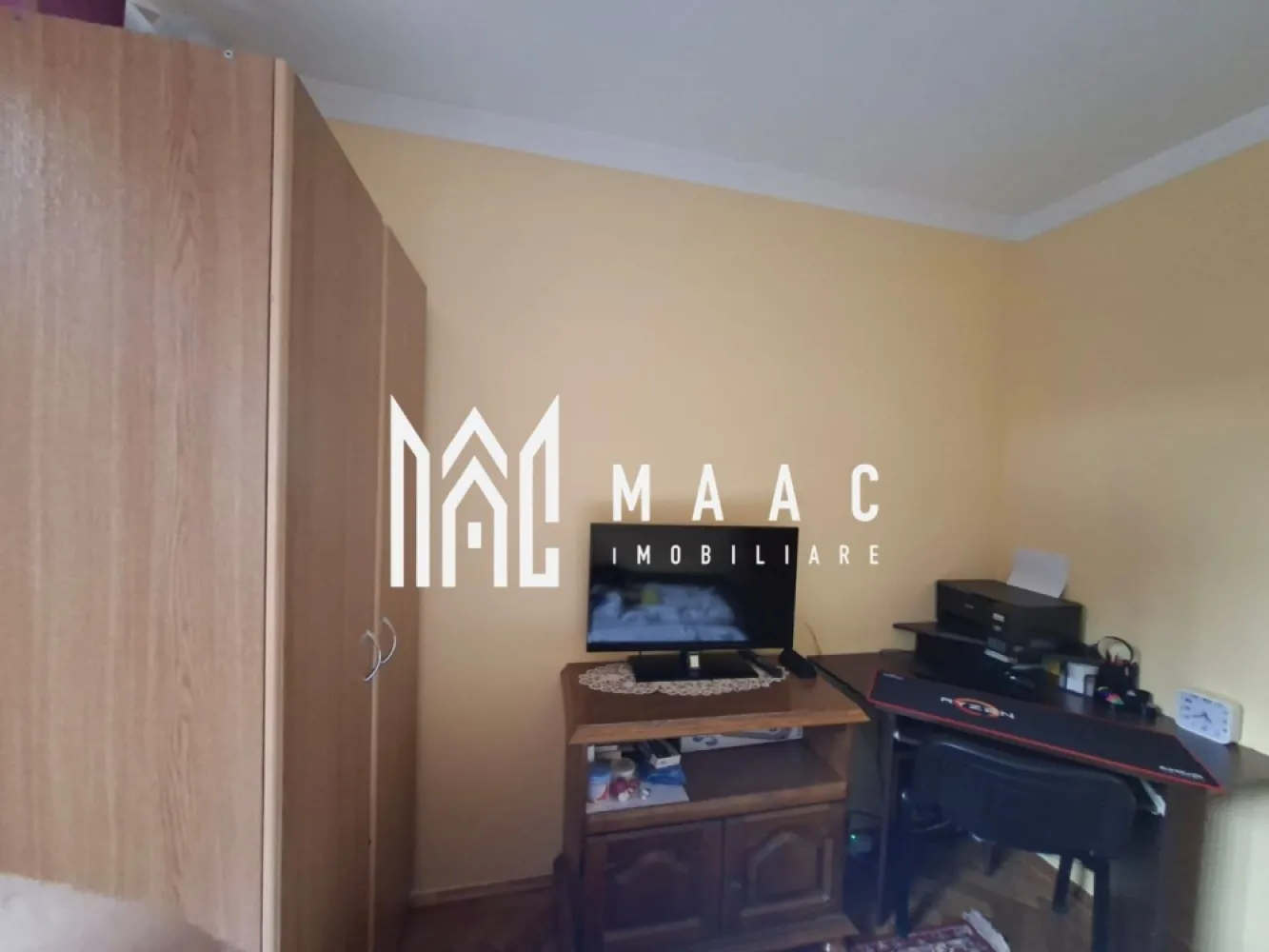 Apartament 3 Camere | Etaj 1 | 50 MPU | Cedonia - MAAC Imobiliare vă propune spre vânzare un apartament cu 3 camere, situat în zona Cedonia.

Caracteristici principale

• suprafață utilă de 50 mp
• compartimentare semidecomandată
• situat la etajul 1 din 4
• se vinde mobilat

Compartimentare și dotări

• living
• 2 dormitoare
• baie complet utilată
• balcon închis
• centrală termică proprie
• aparat de aer condiționat

Localizare și avantaje

• amplasat în zona Cedonia
• acces facil către magazine, farmacii și servicii
• în apropierea școlilor și grădinițelor
• stații de transport public la câteva minute de mers pe jos
• zonă liniștită și bine conectată la principalele puncte de interes ale orașului

 Pentru mai multe detalii sau pentru programarea unei vizionări, vă rugăm să ne contactați și să menționați ID-ul proprietății: CP3125045.