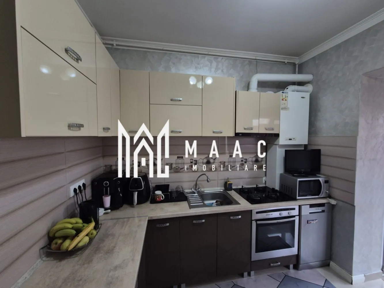 Apartament 3 Camere | Curte 37 MP | Cartierul Arhitecților - MAAC Imobiliare vă propune spre vânzare un apartament modern cu 3 camere, situat în Cartierul Arhitecților.

Caracteristici principale:
Suprafață utilă: 73 mp
Curte proprie: 37 mp
Loc de parcare inclus
Încălzire în pardoseală
Aer condiționat
Se vinde complet mobilat

Compartimentare:
Livingcu acces direct pe terasă
2 dormitoare
Bucătărie separată cu acces către terasă
2 băi
Cămară pentru depozitare în bucătărie
Debara amplasată în curte

Localizare
Apartamentul este amplasat într-o zonă liniștită din Cartierul Arhitecților, cu acces rapid către Sibiu, centre comerciale, școli, grădinițe, farmacii și mijloace de transport.

Pentru mai multe detalii și programarea unei vizionări, vă rugăm să contactați echipa MAAC Imobiliare și să menționați ID-ul proprietății: CP3125056.