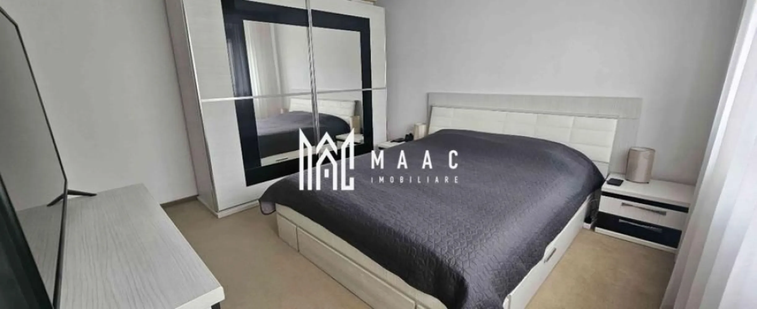 Apartament 3 Camere | 65 MPU | 2 Parcări | Șelimbăr - MAAC Imobiliare vă propune spre vânzare un apartament, situat la parterul unei vile cu doar 6 apartamente, într-o zonă liniștită..

Caracteristici principale
Suprafață utilă: 65 mp
Balcon amenajat: 5 mp
Parter într-o vilă P+2
2 locuri de parcare incluse
Acces la teren verde comun de aproximativ 800-900 mp
Se vinde complet mobilat și utilat

Compartimentare
Hol de acces
Living cu bucătărie open-space
2 dormitoare
Baie cu geam pentru aerisire naturală
Balcon amenajat pentru relaxare

Dotări și finisaje
Centrală termică
Plită cu inducție încorporată
Cuptor electric
Mașină de spălat vase încorporată
Frigider
Hotă încorporată
Mașină de spălat rufe
Uscător de rufe
Sistem de supraveghere video cu acces din aplicație mobilă

Localizare
Situat la doar câteva minute de Shopping City Șelimbăr, apartamentul beneficiază de acces rapid către magazine, restaurante, farmacii, școli, grădinițe și principalele artere de circulație ale orașului.

Pentru mai multe detalii și programarea unei vizionări, vă rugăm să contactați echipa MAAC Imobiliare și să menționați ID-ul proprietății: CP3125063.
