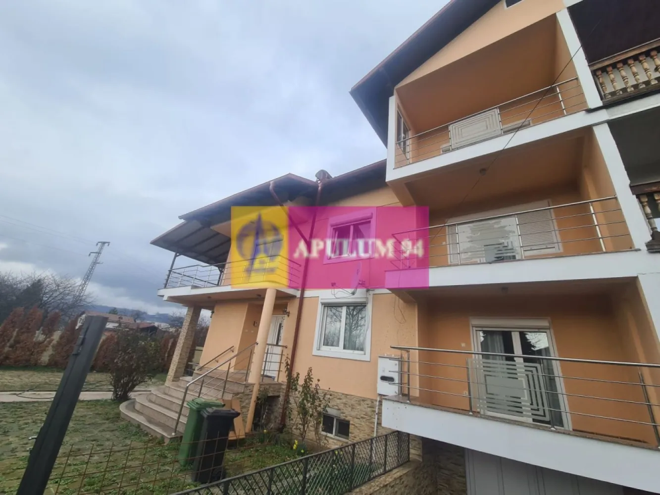 Vila de vanzare in Banesti - Agentia imobiliara Mervani, va prezinta o vila de lux, de tip duplex, situata in comuna Banesti, la 5 minute distanta fata de Municipiul Campina.

 Edificata in anul 1997, vila are regim de inaltime S+P+E+M, suprafata utila de 340 mp si un teren in suprafata de 760 mp.

 Imobilul construit din BCA, are fundatie si plansee din beton armat. Acoperisul este imbracat cu tabla Lindab.

 Interioarele au finisaje moderne, realizate din materiale de cea mai buna calitate. La subsol si parter, pardoseala este din gresie. Etajul si mansarda, dispun de parchet natural, lacuit.

 Incalzirea imobilului se realizeaza cu centrala termica pe gaze. Tamplaria este din PVC, cu geam termopan.

 Vila are o compartimentare avantajoasa, cu spatii generoase si luminoase.

 Curtea este frumos amenajata, cu foisor, spatii verzi si alei pietonale.
 

 Compartimenare:

Demisol - camera centrala termica

 - crama neamenajata

 - spatiu depozitare

 - spalatorie si uscator

 - antreu

 - garaj (cu acces din interior si exterior)

Parter - living

 - bucatarie

 - antreu

 - baie

 - 2 terase

Etaj - 3 dormitoare ( 2 dintre ele au acces la balcon)

 - antreu

 - baie

 - terasa

 - terasa acoperita

Mansarda - dormitor

 - antreu

 - spatii depozitare