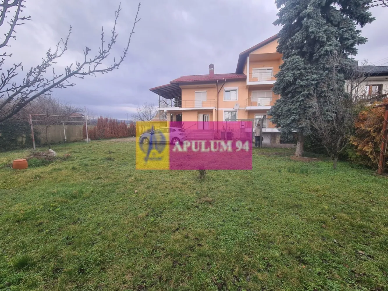 Vila de vanzare in Banesti - Agentia imobiliara Mervani, va prezinta o vila de lux, de tip duplex, situata in comuna Banesti, la 5 minute distanta fata de Municipiul Campina.

 Edificata in anul 1997, vila are regim de inaltime S+P+E+M, suprafata utila de 340 mp si un teren in suprafata de 760 mp.

 Imobilul construit din BCA, are fundatie si plansee din beton armat. Acoperisul este imbracat cu tabla Lindab.

 Interioarele au finisaje moderne, realizate din materiale de cea mai buna calitate. La subsol si parter, pardoseala este din gresie. Etajul si mansarda, dispun de parchet natural, lacuit.

 Incalzirea imobilului se realizeaza cu centrala termica pe gaze. Tamplaria este din PVC, cu geam termopan.

 Vila are o compartimentare avantajoasa, cu spatii generoase si luminoase.

 Curtea este frumos amenajata, cu foisor, spatii verzi si alei pietonale.
 

 Compartimenare:

Demisol - camera centrala termica

 - crama neamenajata

 - spatiu depozitare

 - spalatorie si uscator

 - antreu

 - garaj (cu acces din interior si exterior)

Parter - living

 - bucatarie

 - antreu

 - baie

 - 2 terase

Etaj - 3 dormitoare ( 2 dintre ele au acces la balcon)

 - antreu

 - baie

 - terasa

 - terasa acoperita

Mansarda - dormitor

 - antreu

 - spatii depozitare