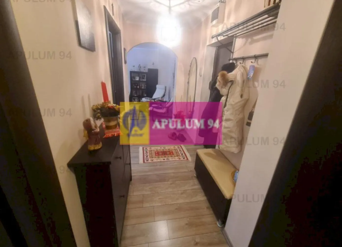 Apartament cu 2 camere de vânzare în Sinaia - Zona Platou Izvor - Apartamentul este situat la etajul 4 al unui bloc cu 4 etaje din Sinaia, zona Platou Izvor, are o suprafata construita de 68,78 mp si o suprafata utila de 56,16 mp.
 Imobilul este compus din:
- dormitor - 12,12 mp
- camera de zi - 19,37 mp
- bucatarie - 10,84 mp
- baie - 4,15 mp
- vestibul+hol - 5,74 mp
- balcon - 3,94
 Apartamentul dispune de centrala termica proprie, are finisaje moderne si se vinde complet mobilat si utilat.
 Pozitia apartamentului, ofera o priveliste deosebita a zonei.