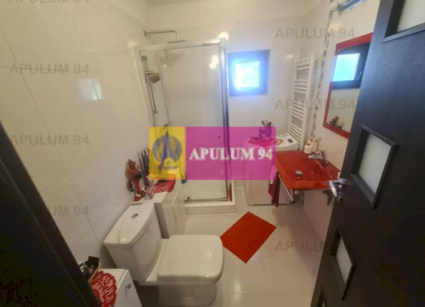 Apartament cu 2 camere de vânzare în Sinaia - Zona Platou Izvor - Apartamentul este situat la etajul 4 al unui bloc cu 4 etaje din Sinaia, zona Platou Izvor, are o suprafata construita de 68,78 mp si o suprafata utila de 56,16 mp.
 Imobilul este compus din:
- dormitor - 12,12 mp
- camera de zi - 19,37 mp
- bucatarie - 10,84 mp
- baie - 4,15 mp
- vestibul+hol - 5,74 mp
- balcon - 3,94
 Apartamentul dispune de centrala termica proprie, are finisaje moderne si se vinde complet mobilat si utilat.
 Pozitia apartamentului, ofera o priveliste deosebita a zonei.