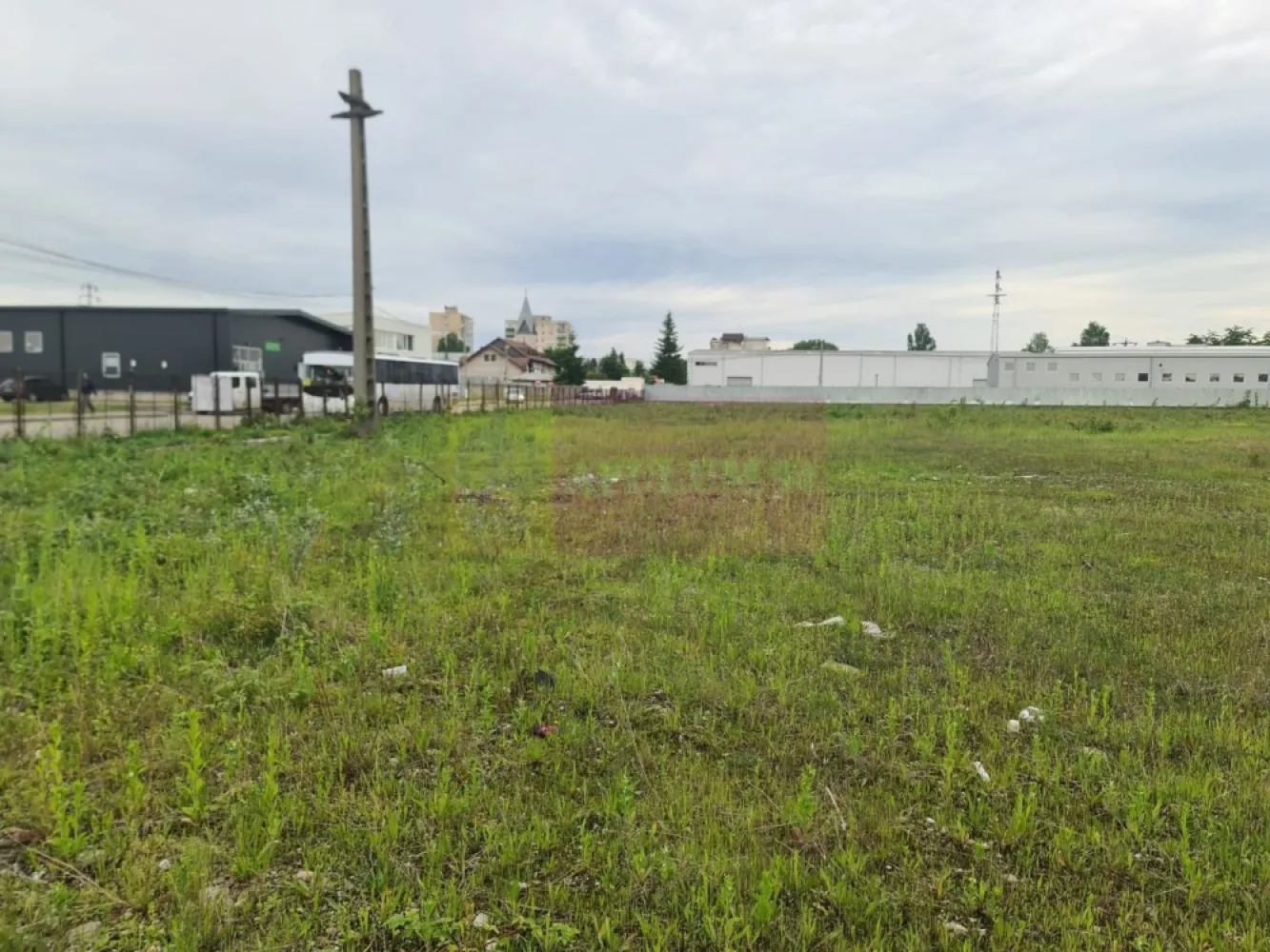 Teren intravilan de vanzare in Campina - Agentia imobiliara Mervani, va prezinta un teren intravilan, situat in Municipiul Campina, in zona Kaufland.

 Terenul aflat in categoria curti - constructii, are acces la strada asfaltata, o suprafata de 9600 mp si o deschidere de 103.50 ml.

 Utilitatile se afla la limita proprietatii.

 Terenul este pretabil atat pentru o dezvoltare imobiliara, cat si pentru o dezvoltare comerciala.