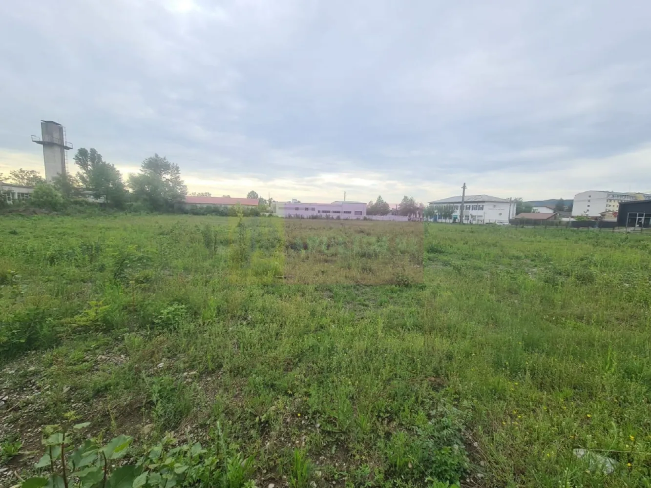 Teren intravilan de vanzare in Campina - Agentia imobiliara Mervani, va prezinta un teren intravilan, situat in Municipiul Campina, in zona Kaufland.

 Terenul aflat in categoria curti - constructii, are acces la strada asfaltata, o suprafata de 9600 mp si o deschidere de 103.50 ml.

 Utilitatile se afla la limita proprietatii.

 Terenul este pretabil atat pentru o dezvoltare imobiliara, cat si pentru o dezvoltare comerciala.