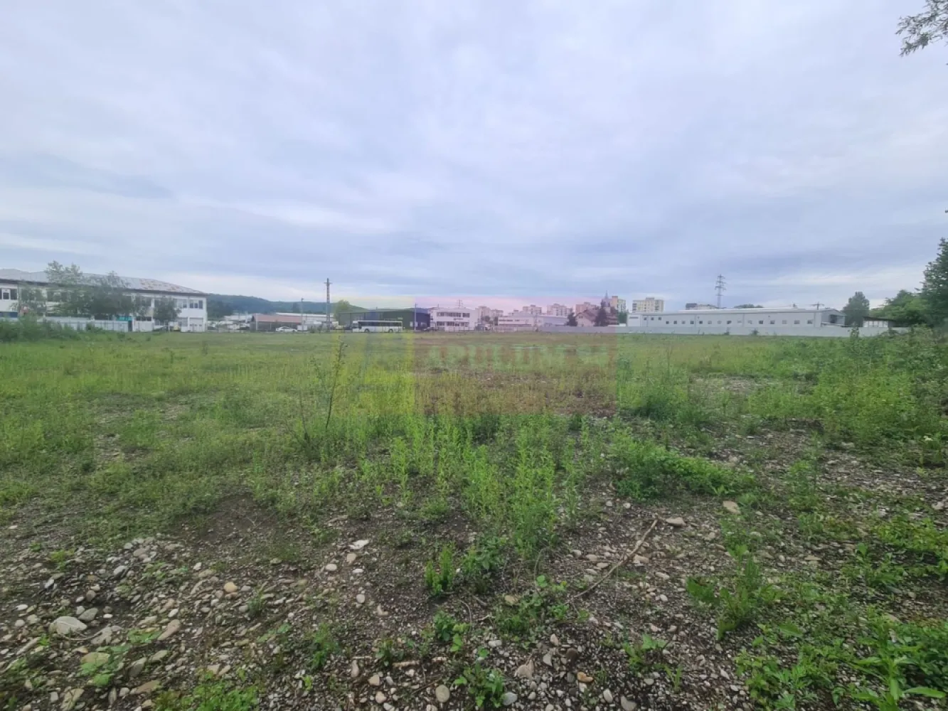 Teren intravilan de vanzare in Campina - Agentia imobiliara Mervani, va prezinta un teren intravilan, situat in Municipiul Campina, in zona Kaufland.

 Terenul aflat in categoria curti - constructii, are acces la strada asfaltata, o suprafata de 9600 mp si o deschidere de 103.50 ml.

 Utilitatile se afla la limita proprietatii.

 Terenul este pretabil atat pentru o dezvoltare imobiliara, cat si pentru o dezvoltare comerciala.