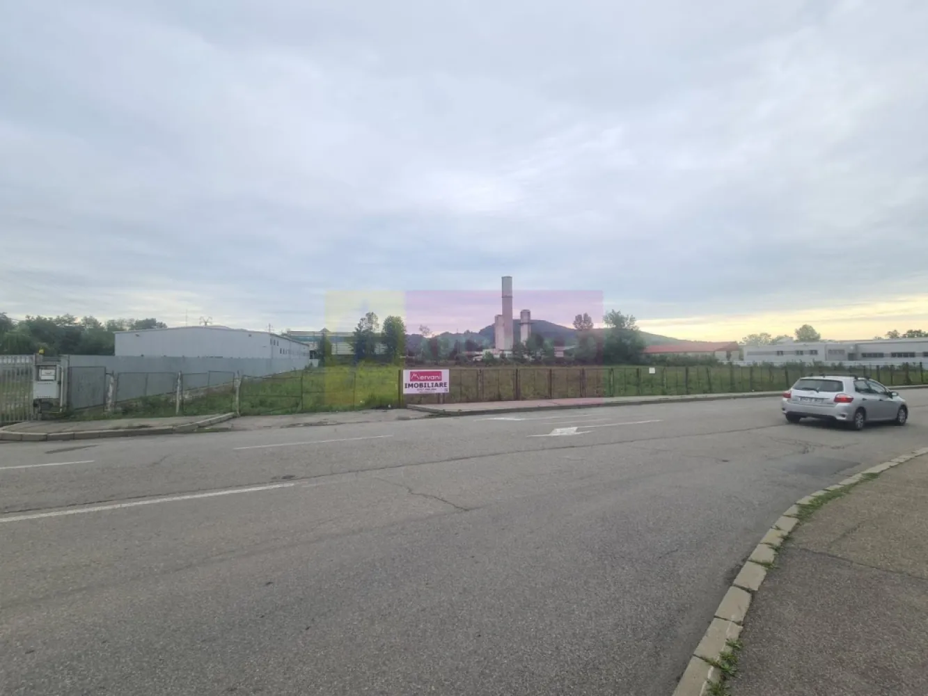 Teren intravilan de vanzare in Campina - Agentia imobiliara Mervani, va prezinta un teren intravilan, situat in Municipiul Campina, in zona Kaufland.

 Terenul aflat in categoria curti - constructii, are acces la strada asfaltata, o suprafata de 9600 mp si o deschidere de 103.50 ml.

 Utilitatile se afla la limita proprietatii.

 Terenul este pretabil atat pentru o dezvoltare imobiliara, cat si pentru o dezvoltare comerciala.