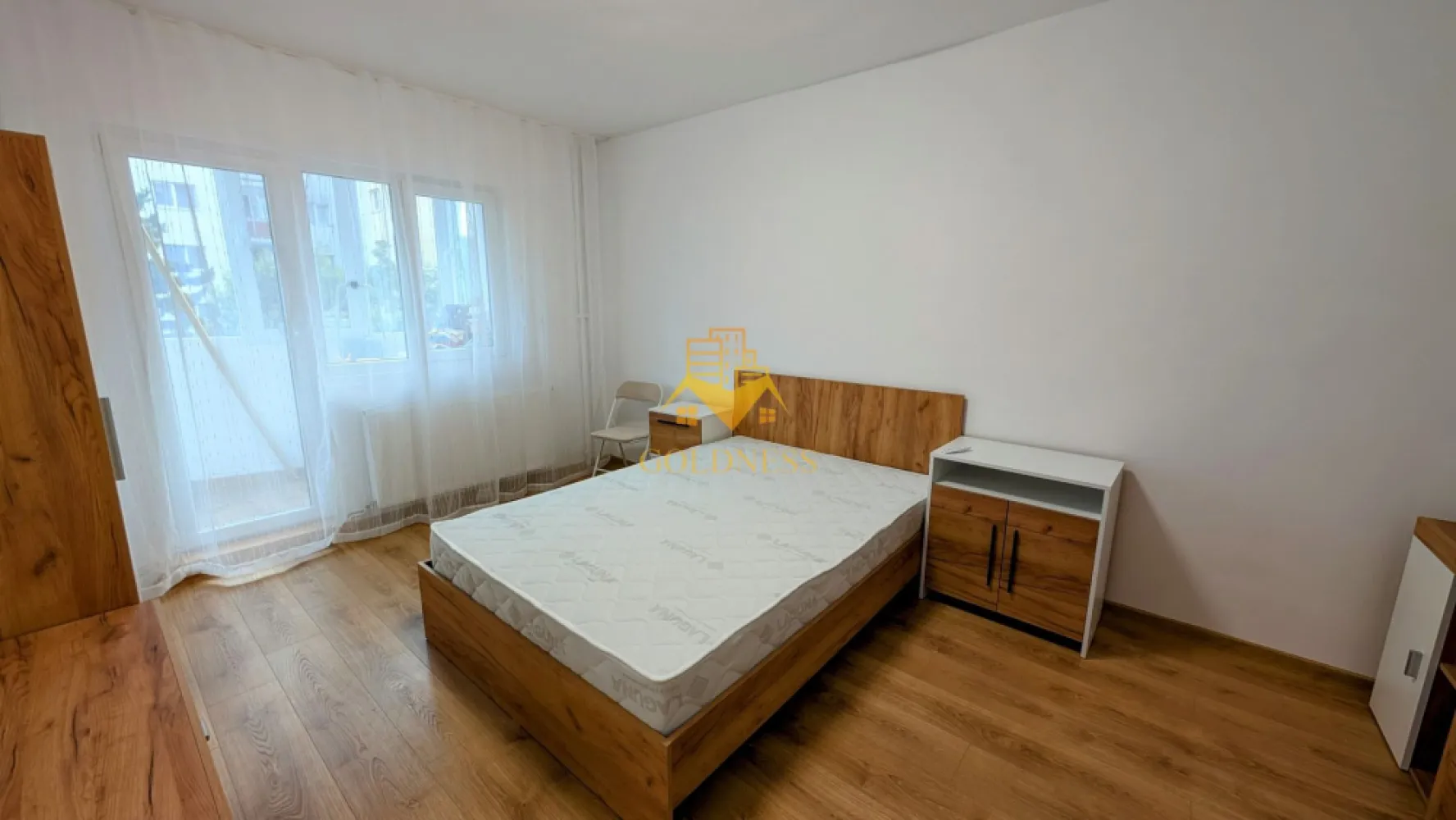 2 camere decomandate, Cartierul Manastur, Primaverii, Panemar,Bucium - GOLDNESS Imobiliare vă propune spre închiriere un apartament cu 2 camere decomandate complet mobilat și utilat, situat la etajul 4, într-un imobil de 9 etaje, Cartierul Manastur. 

Posibilitatea de a parca în zonă. 

Se află în apropierea stațiilor de transport în comun, magazine, restaurante, spații verzi, farmacii, etc. 

Apartamentul este compartimentat astfel:

- dormitor cu pat matrimonial, dressing, noptiere.
-dormitor cu pat matrimonial, dressing, noptiere.
- bucătărie complet utilată și mobilată, loc de servit masa.
- baie cu cadă, calorifer port prosop și dulap pentru depozitare.

Dacă sunteți interesați de acest apartament și doriți să îl vizionați, dar și pentru alte oferte nu ezitați să ne contactați telefonic sau prin e-mail. Vă stăm la dispoziție!
Pentru intermediere se percepe un comision de 50% din prețul chiriei!