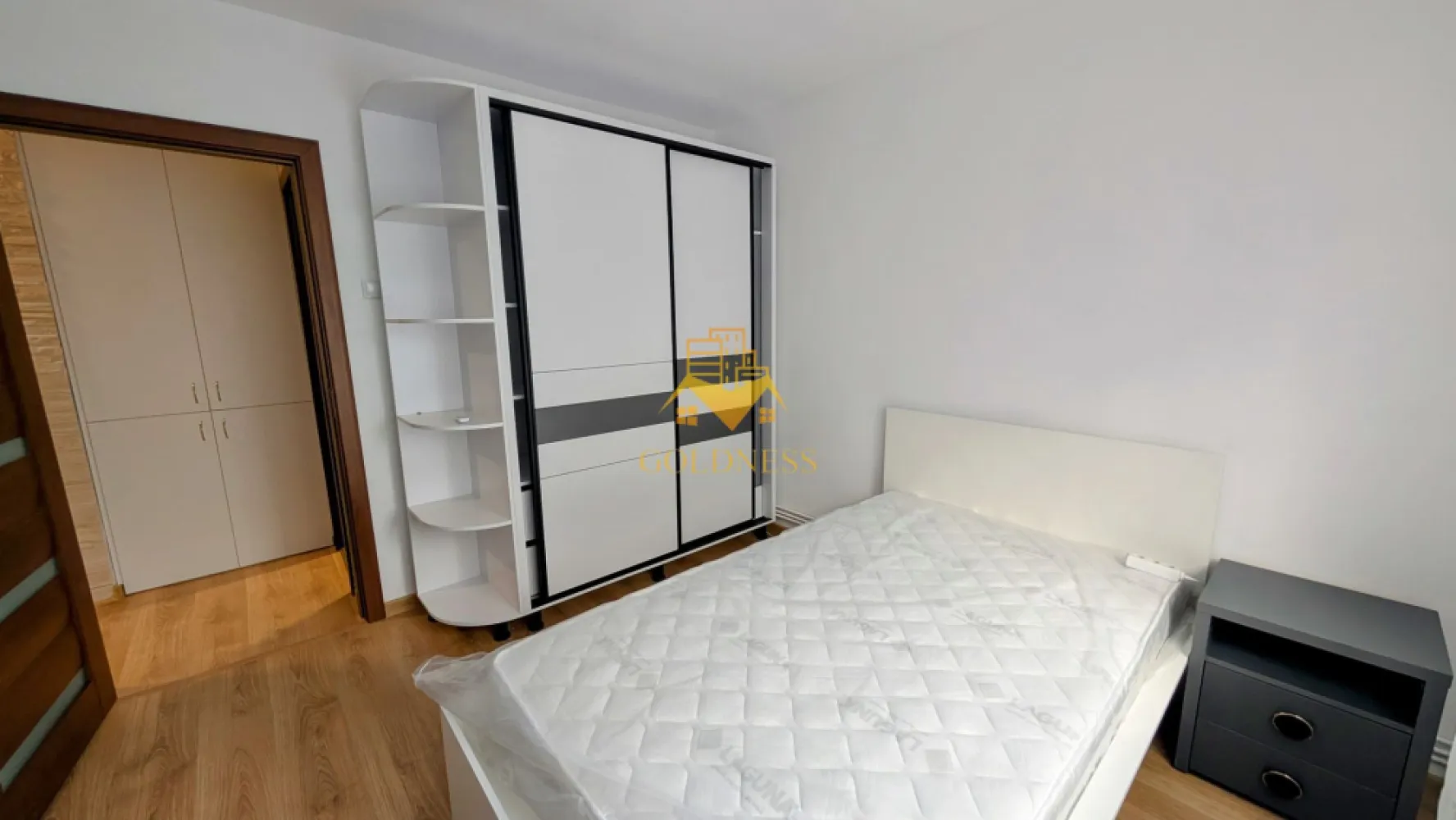 2 camere decomandate, Cartierul Manastur, Primaverii, Panemar,Bucium - GOLDNESS Imobiliare vă propune spre închiriere un apartament cu 2 camere decomandate complet mobilat și utilat, situat la etajul 4, într-un imobil de 9 etaje, Cartierul Manastur. 

Posibilitatea de a parca în zonă. 

Se află în apropierea stațiilor de transport în comun, magazine, restaurante, spații verzi, farmacii, etc. 

Apartamentul este compartimentat astfel:

- dormitor cu pat matrimonial, dressing, noptiere.
-dormitor cu pat matrimonial, dressing, noptiere.
- bucătărie complet utilată și mobilată, loc de servit masa.
- baie cu cadă, calorifer port prosop și dulap pentru depozitare.

Dacă sunteți interesați de acest apartament și doriți să îl vizionați, dar și pentru alte oferte nu ezitați să ne contactați telefonic sau prin e-mail. Vă stăm la dispoziție!
Pentru intermediere se percepe un comision de 50% din prețul chiriei!