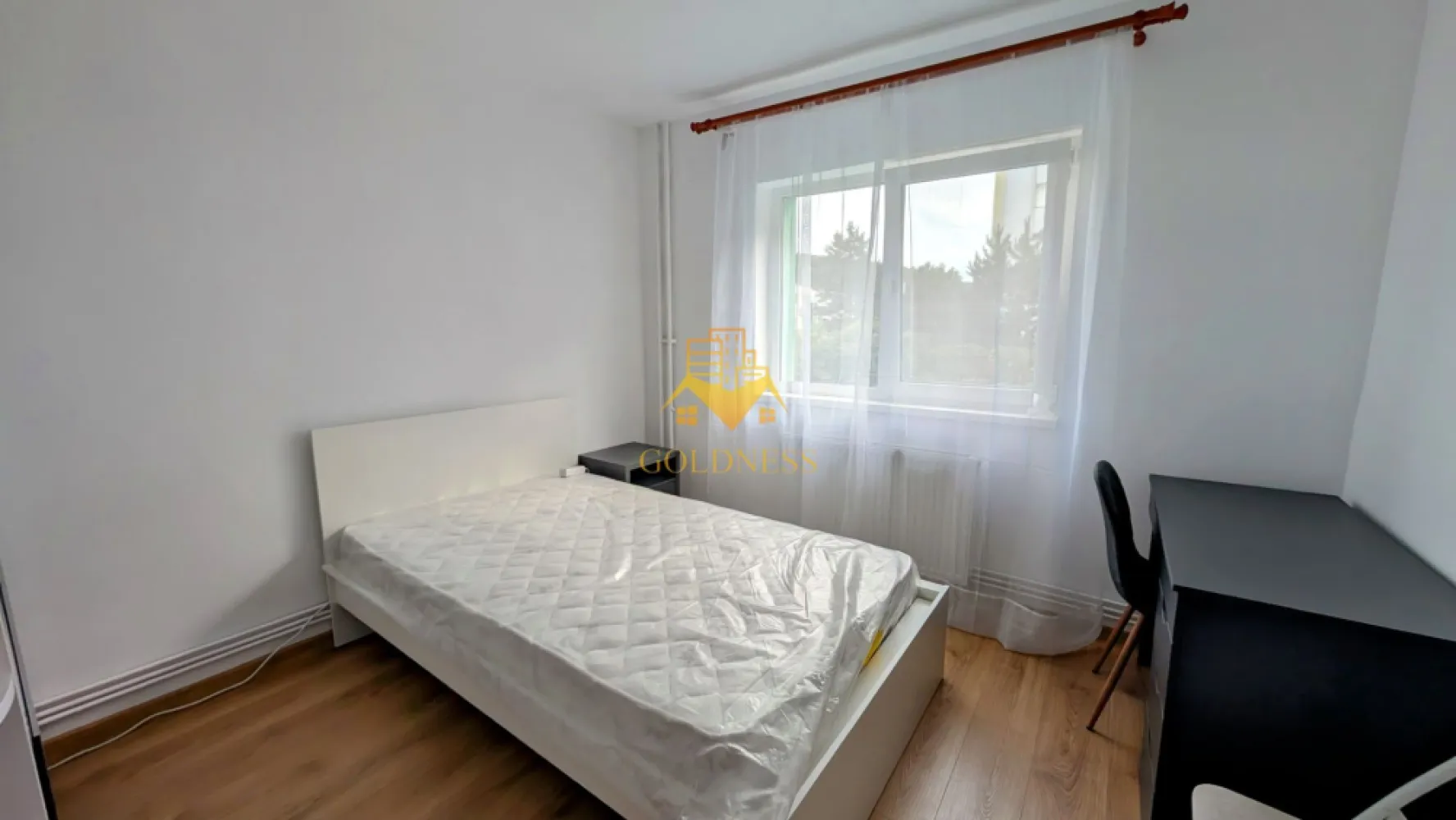2 camere decomandate, Cartierul Manastur, Primaverii, Panemar,Bucium - GOLDNESS Imobiliare vă propune spre închiriere un apartament cu 2 camere decomandate complet mobilat și utilat, situat la etajul 4, într-un imobil de 9 etaje, Cartierul Manastur. 

Posibilitatea de a parca în zonă. 

Se află în apropierea stațiilor de transport în comun, magazine, restaurante, spații verzi, farmacii, etc. 

Apartamentul este compartimentat astfel:

- dormitor cu pat matrimonial, dressing, noptiere.
-dormitor cu pat matrimonial, dressing, noptiere.
- bucătărie complet utilată și mobilată, loc de servit masa.
- baie cu cadă, calorifer port prosop și dulap pentru depozitare.

Dacă sunteți interesați de acest apartament și doriți să îl vizionați, dar și pentru alte oferte nu ezitați să ne contactați telefonic sau prin e-mail. Vă stăm la dispoziție!
Pentru intermediere se percepe un comision de 50% din prețul chiriei!